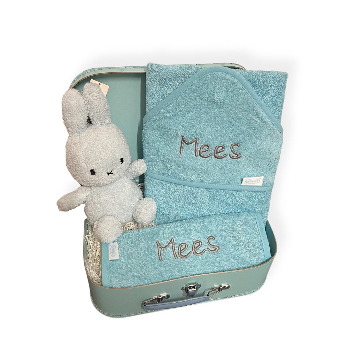 Kraamcadeau koffer met zachte nijntje knuffel en blauwe badcape en slab met naam