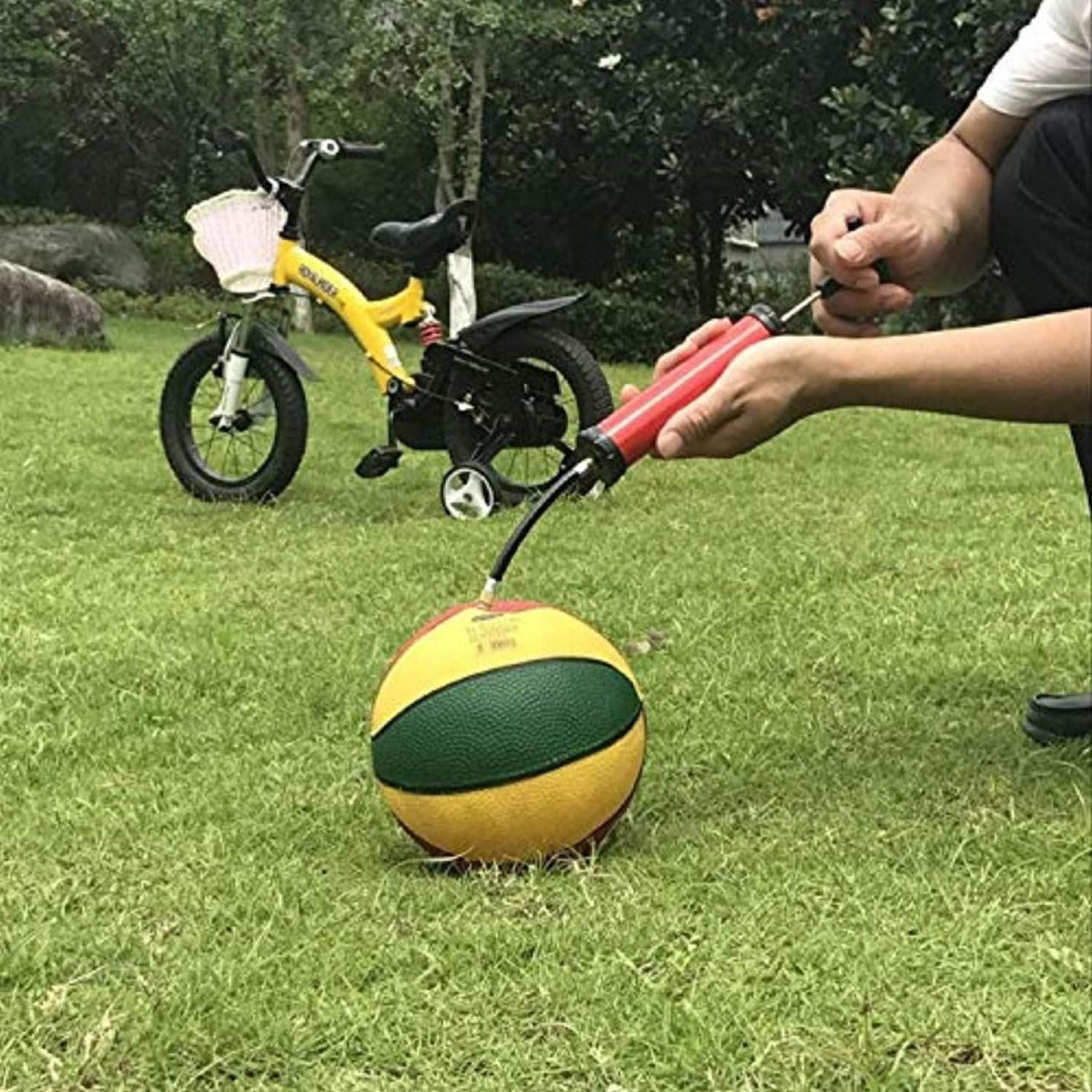 Handige balpomp kit met draagbare luchtpomp, naald en mondstuk voor sport- en speelballen.