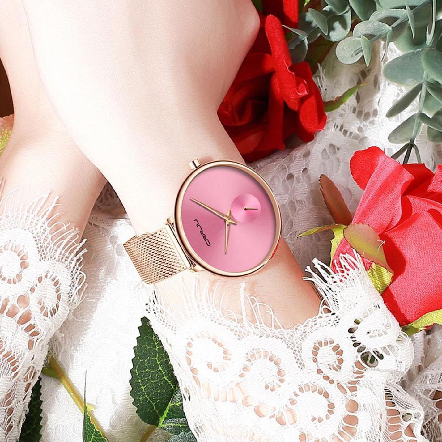 crrju-horloge-dameshorloge-rosegoud-roze-staal-op-model