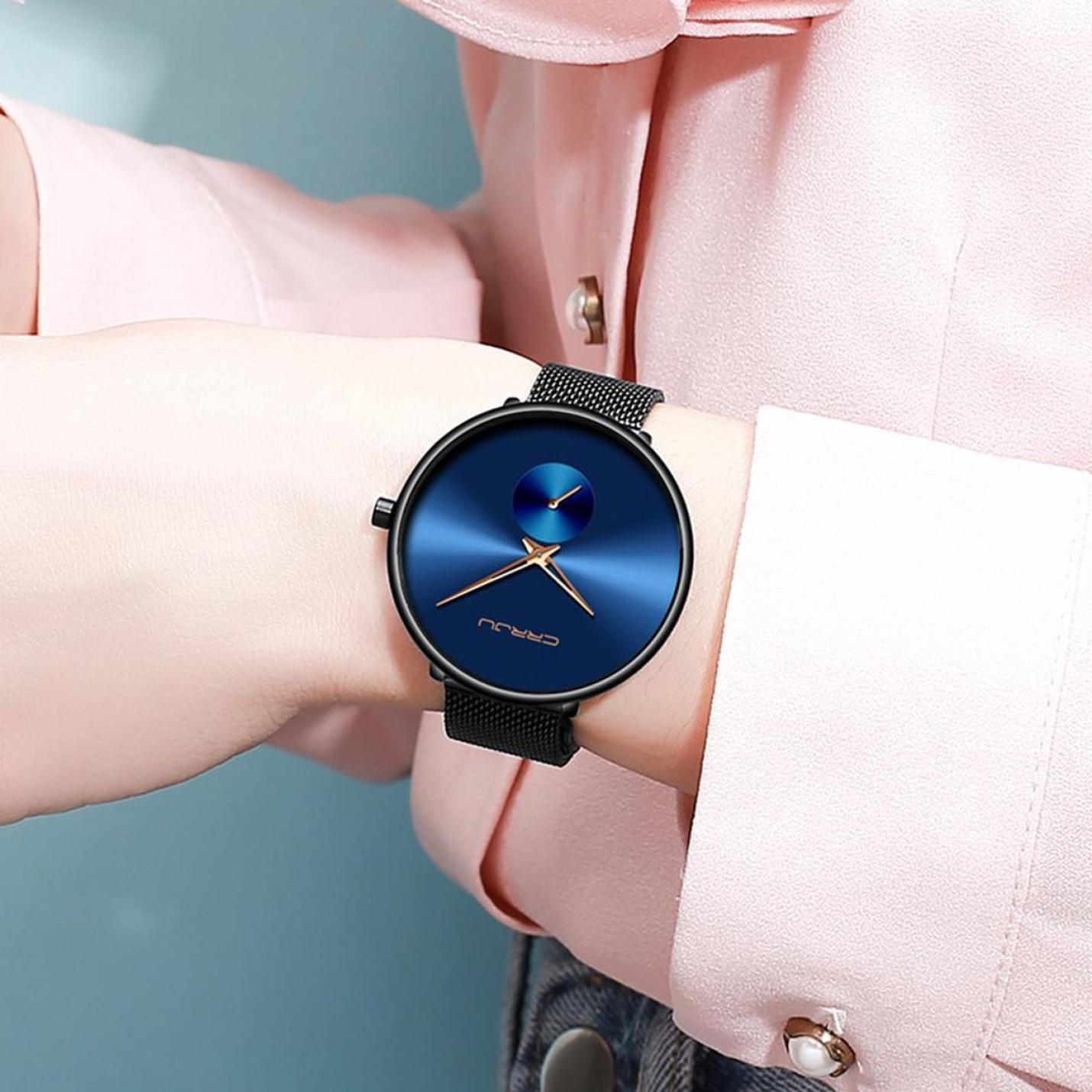 crrju-horloge-dameshorloge-zwart-blauw-staal-op-model