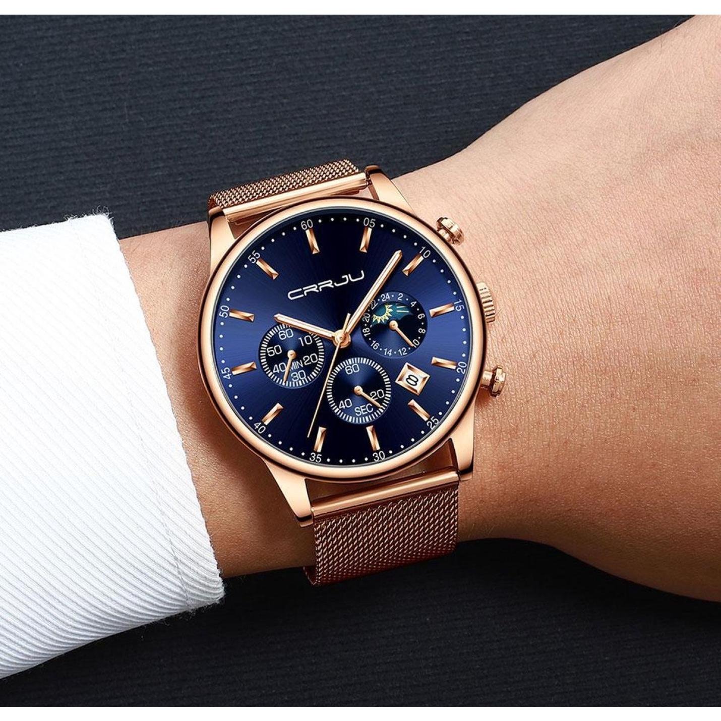 crrju-horloge-herenhorloge-rosegoud-blauw-staal-op-model