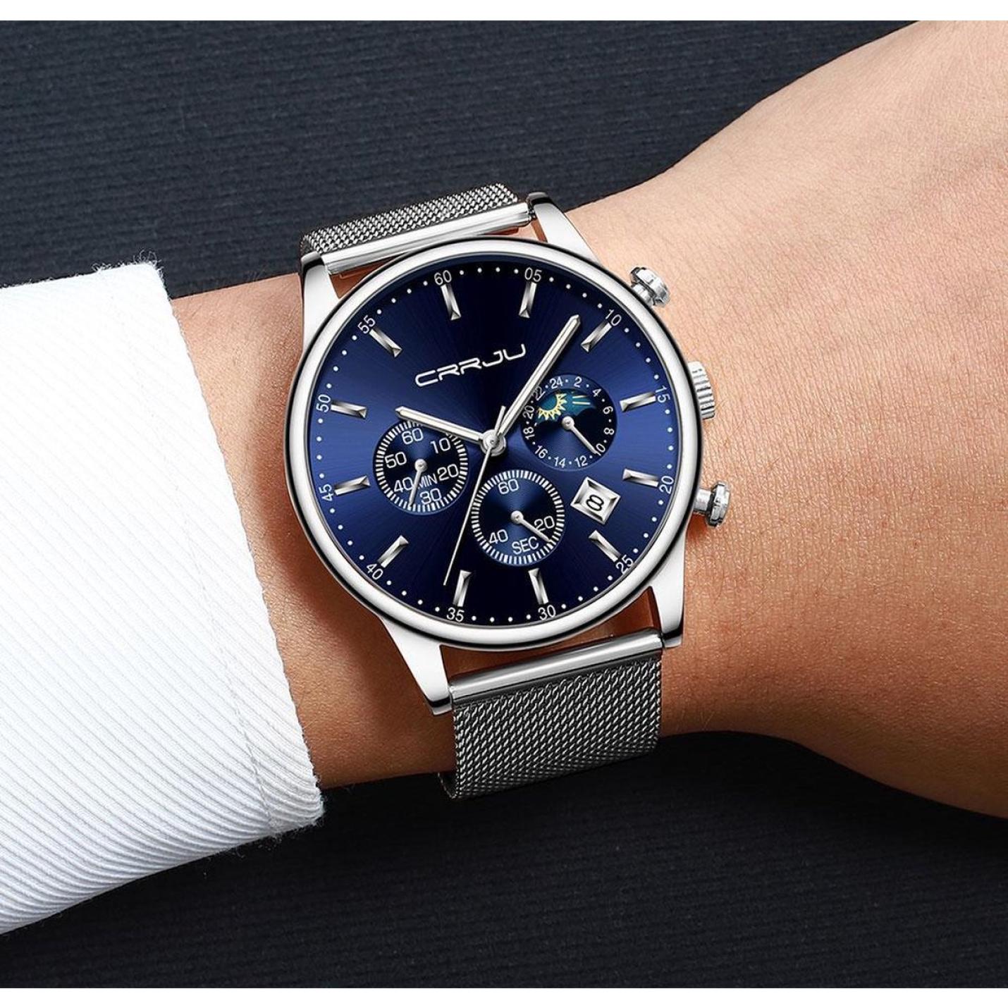 crrju-horloge-herenhorloge-zilverkleurig-blauw-staal-op-model