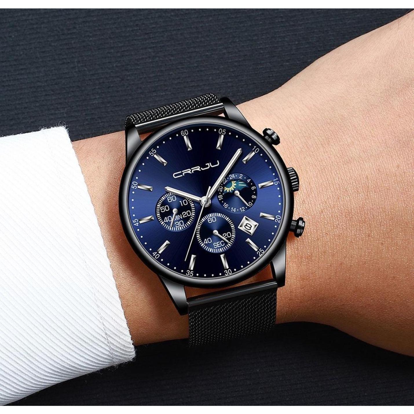 crrju-horloge-herenhorloge-zwart-blauw-zilver-staal-op-model