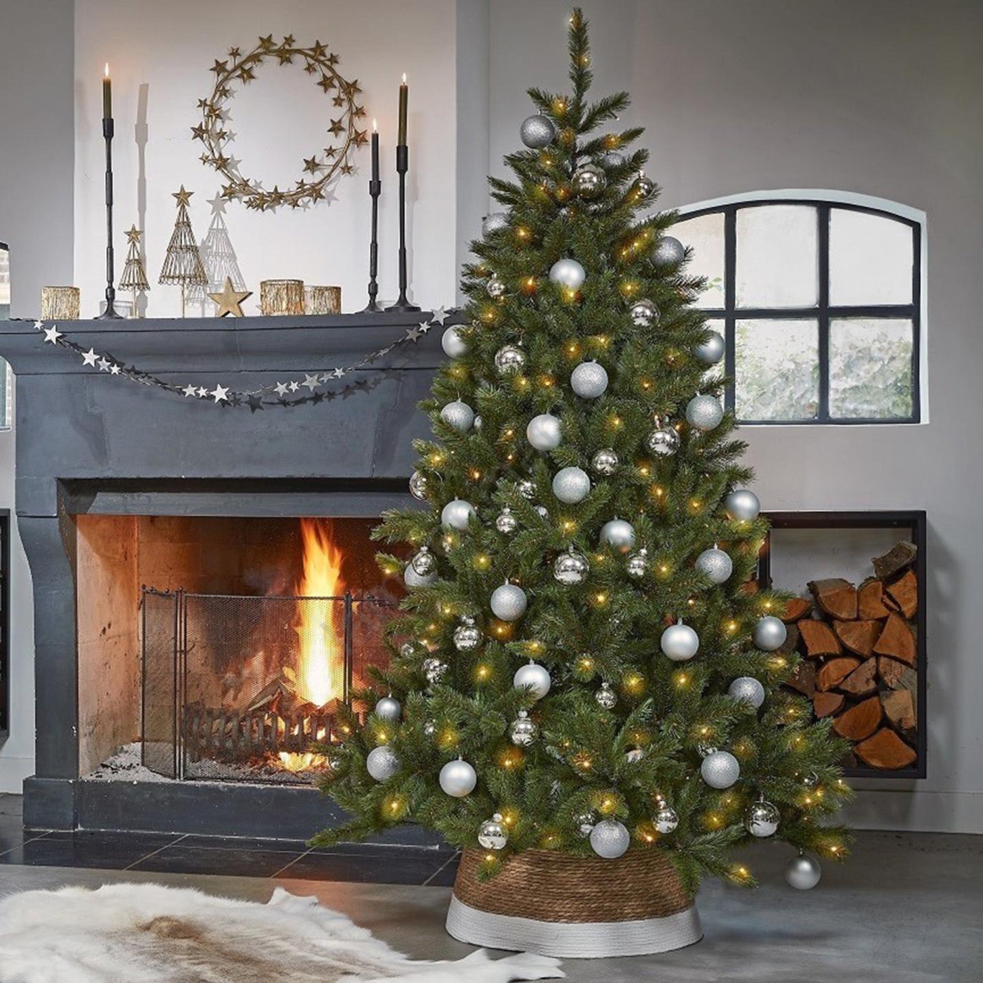Kunstkerstboom als schitterende decoratie in een sfeervolle woonkamer voor Kerstmis kunst kerstboom