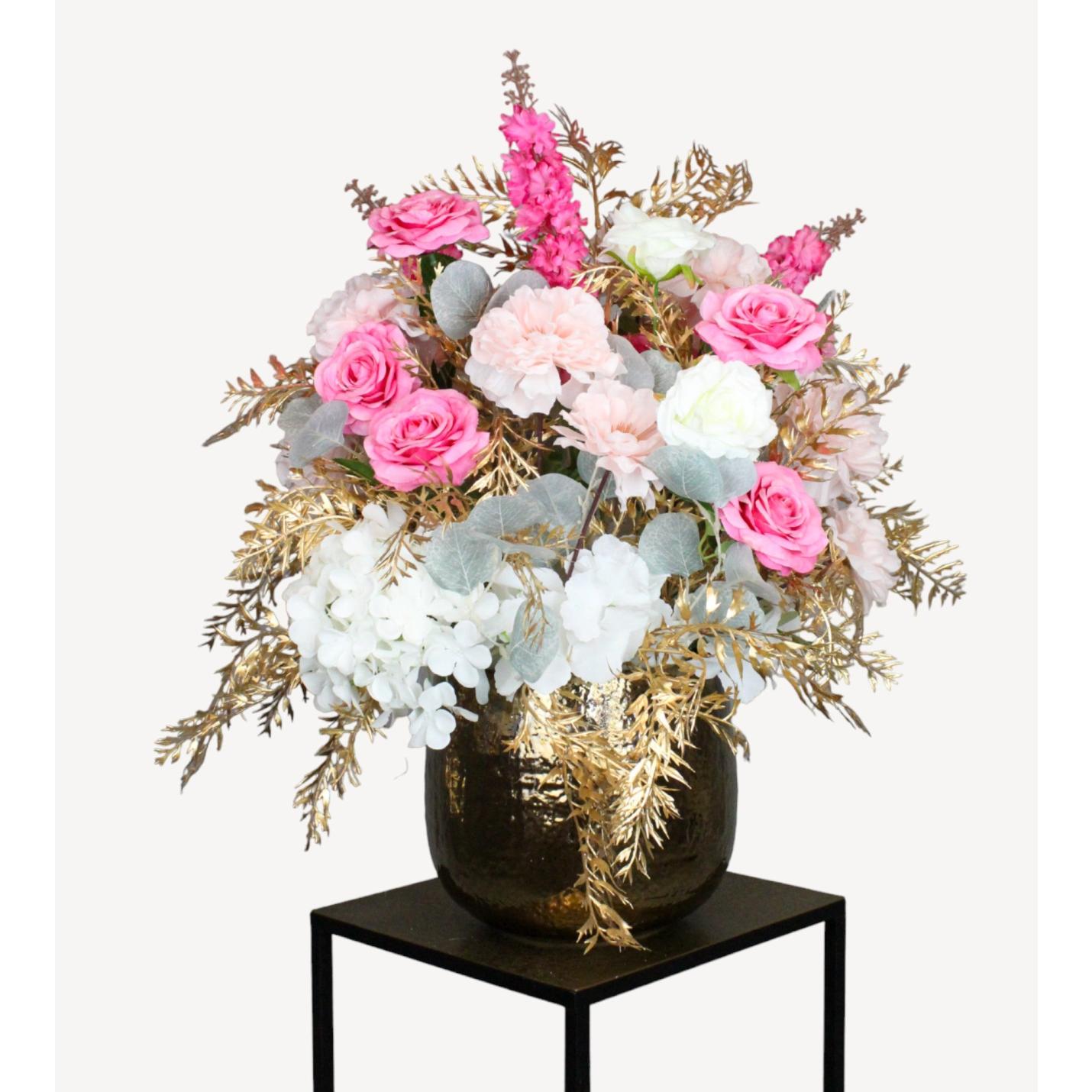Breng stijl en elegantie in elke ruimte met onze zorgvuldig samengestelde kunst bloemballen van zijde. Deze luxueuze schikking van roze en witte zijden bloemen, geplaatst in een opvallende gouden vaas, biedt een tijdloze decoratie die geen onderhoud vereist. Perfect voor iedereen die op zoek is naar een duurzaam alternatief voor verse bloemen, zonder in te leveren op de schoonheid van een bloemstuk. Onze nepbloemen zijn ideaal voor thuisdecoratie, kantooromgevingen of als een prachtig geschenk