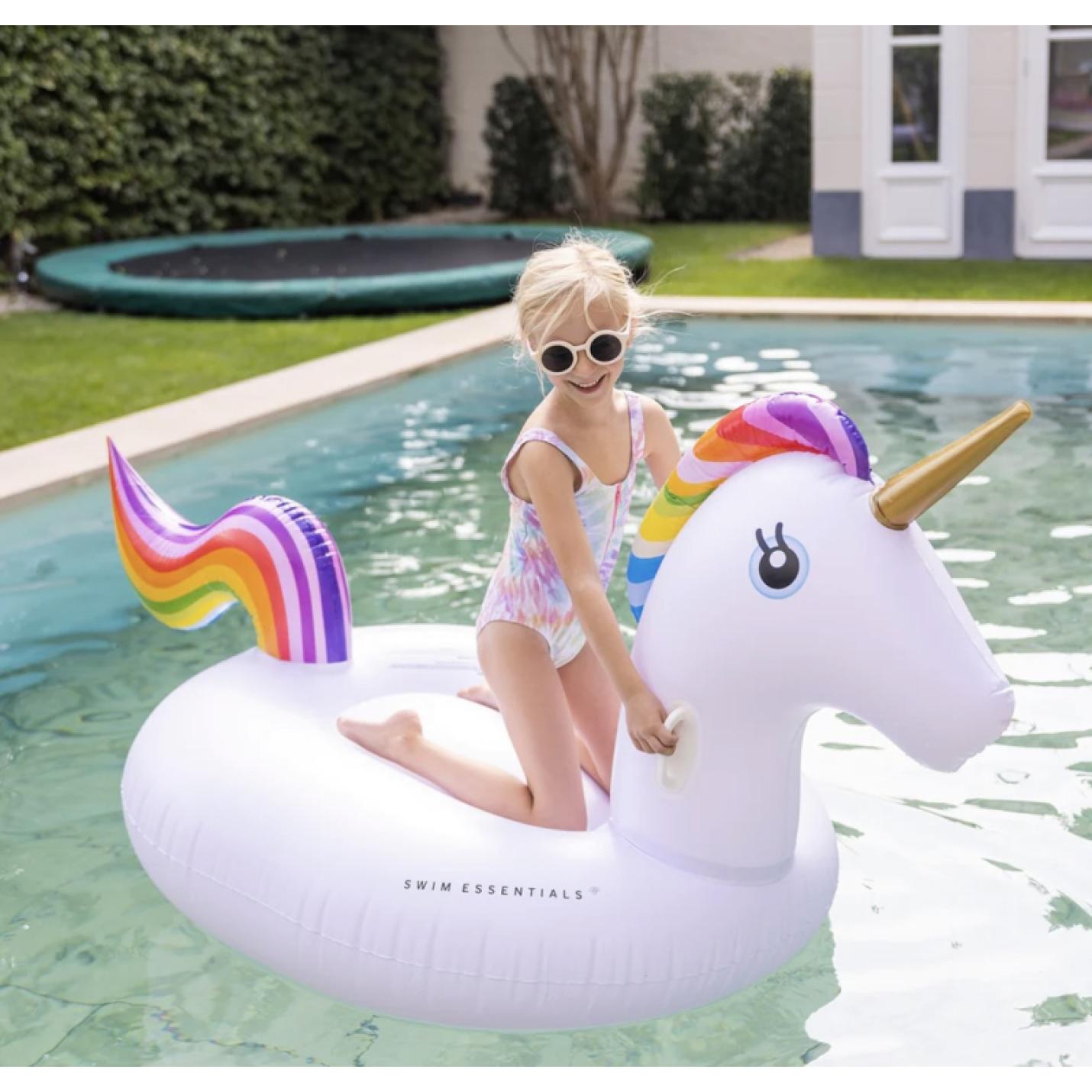 sfeerfoto zwemband zwembadspeelgoed eenhoorn unicorn swim essentials