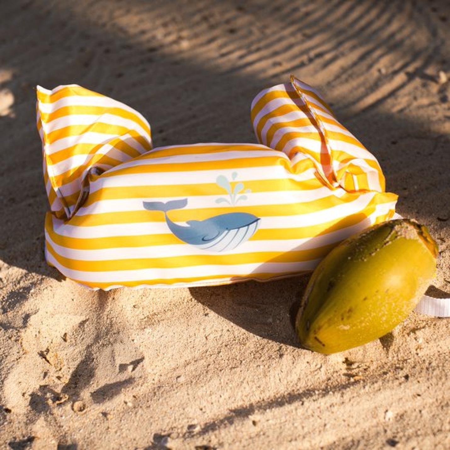 puddle jumper of zwemvestje walvis geel wit van swim essentials  op het strand 