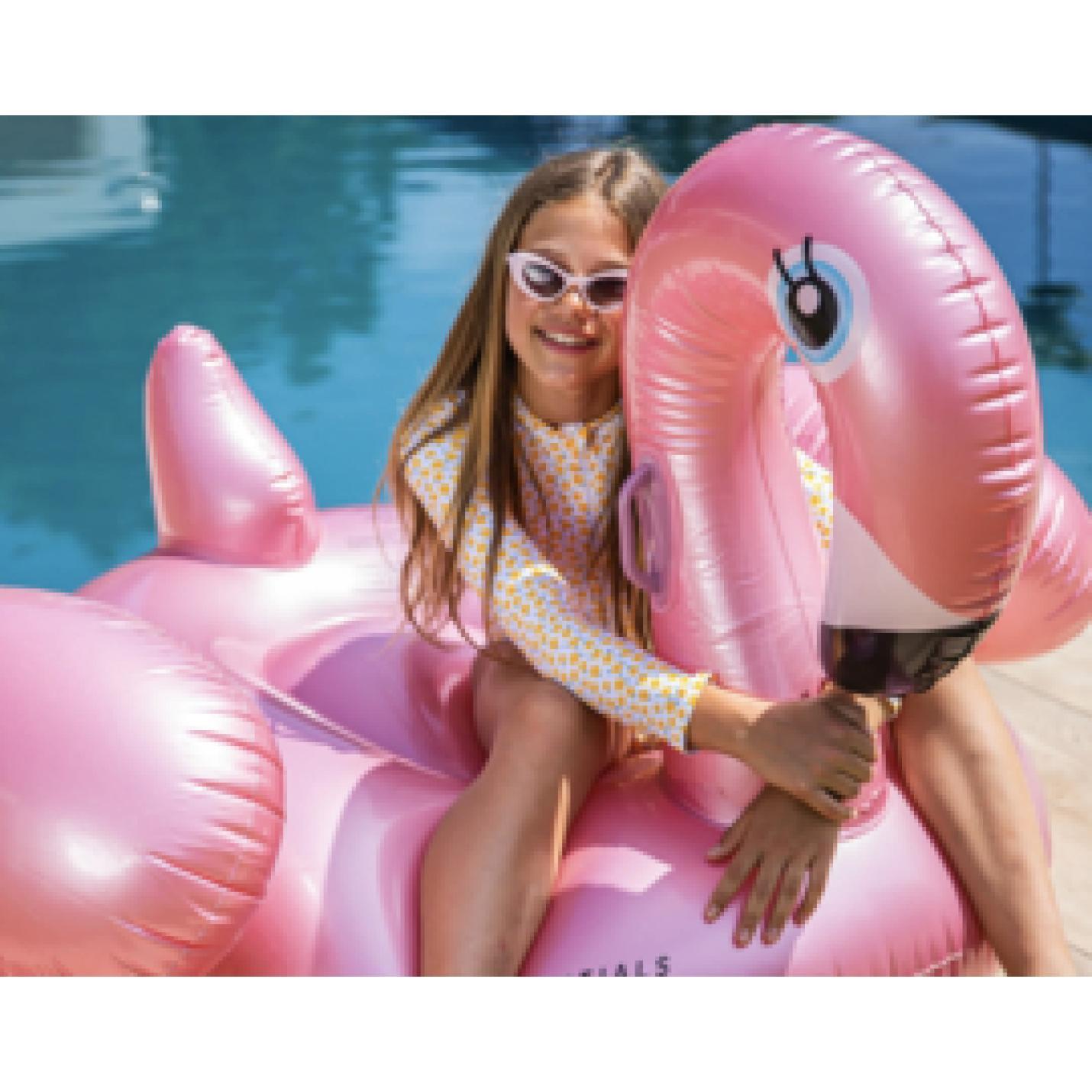 Opblaasbaar zwembadspeelgoed van swim essentials flamingo rose xxl sfeerfoto