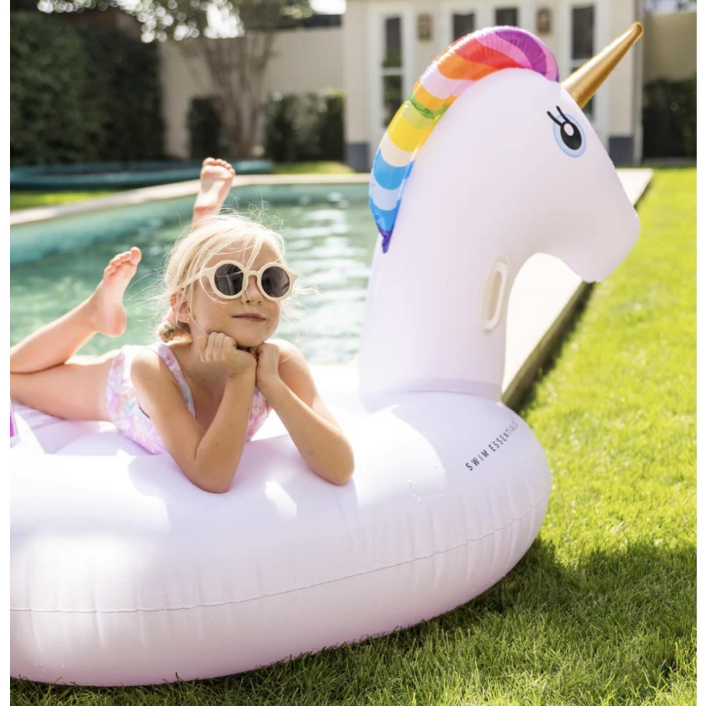 grote zwemband unicorn eenhoorn zwim essentials sfeerfoto zwembad speelgoed