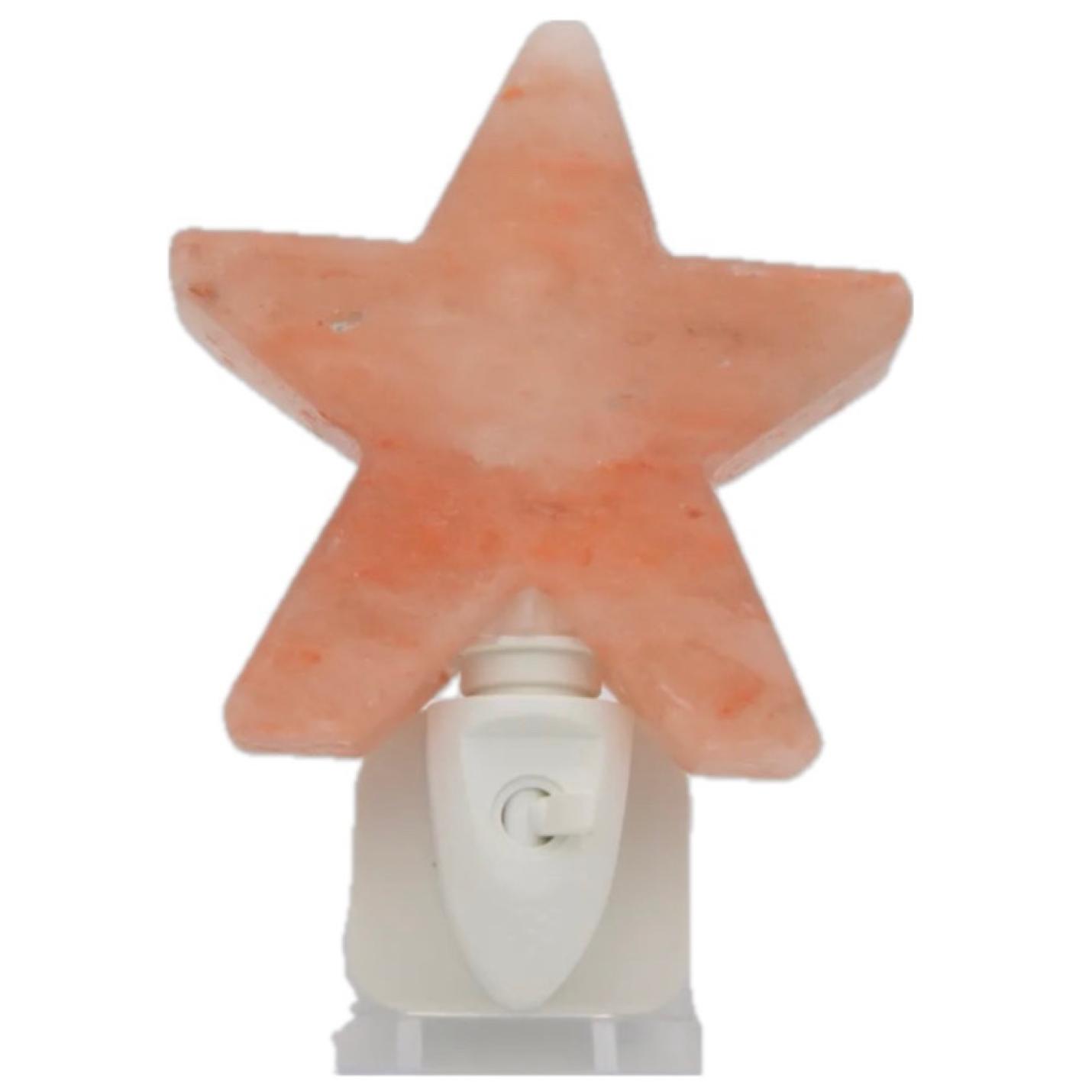 Oranje ster van himalayazout op wit stopcontactblok met schakelaar