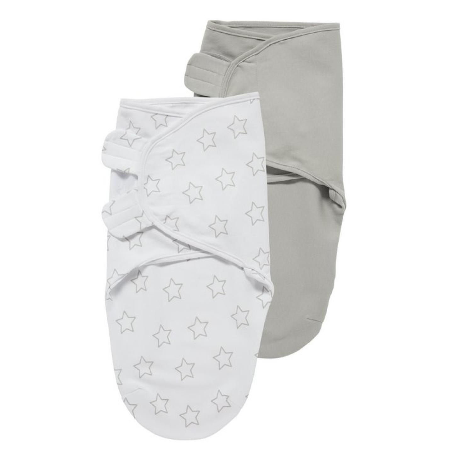 Swaddle Inbakerdoeken Stars is en grijze doek en witdoek met grijze sterren die om een baby gewikkeld wordt met klittenband