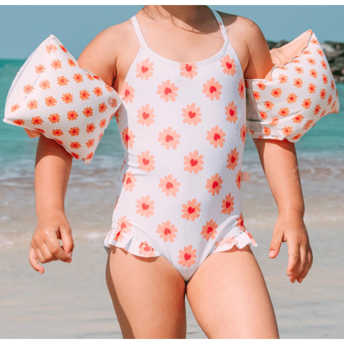 swim essentials strand foto meisje met badpak flower hearts en zwemvleugels