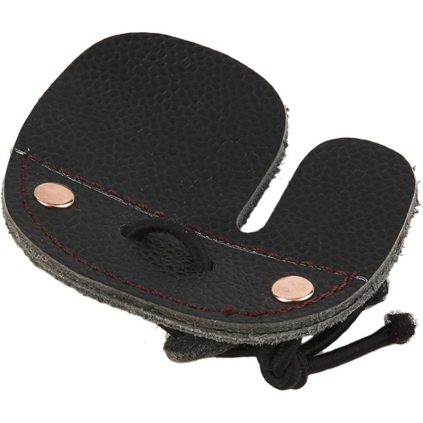Een zwart leren Boogschieten vingerbescherming met rode stiksels en koperen klinknagels, die bescherming bieden tegen boogpees.