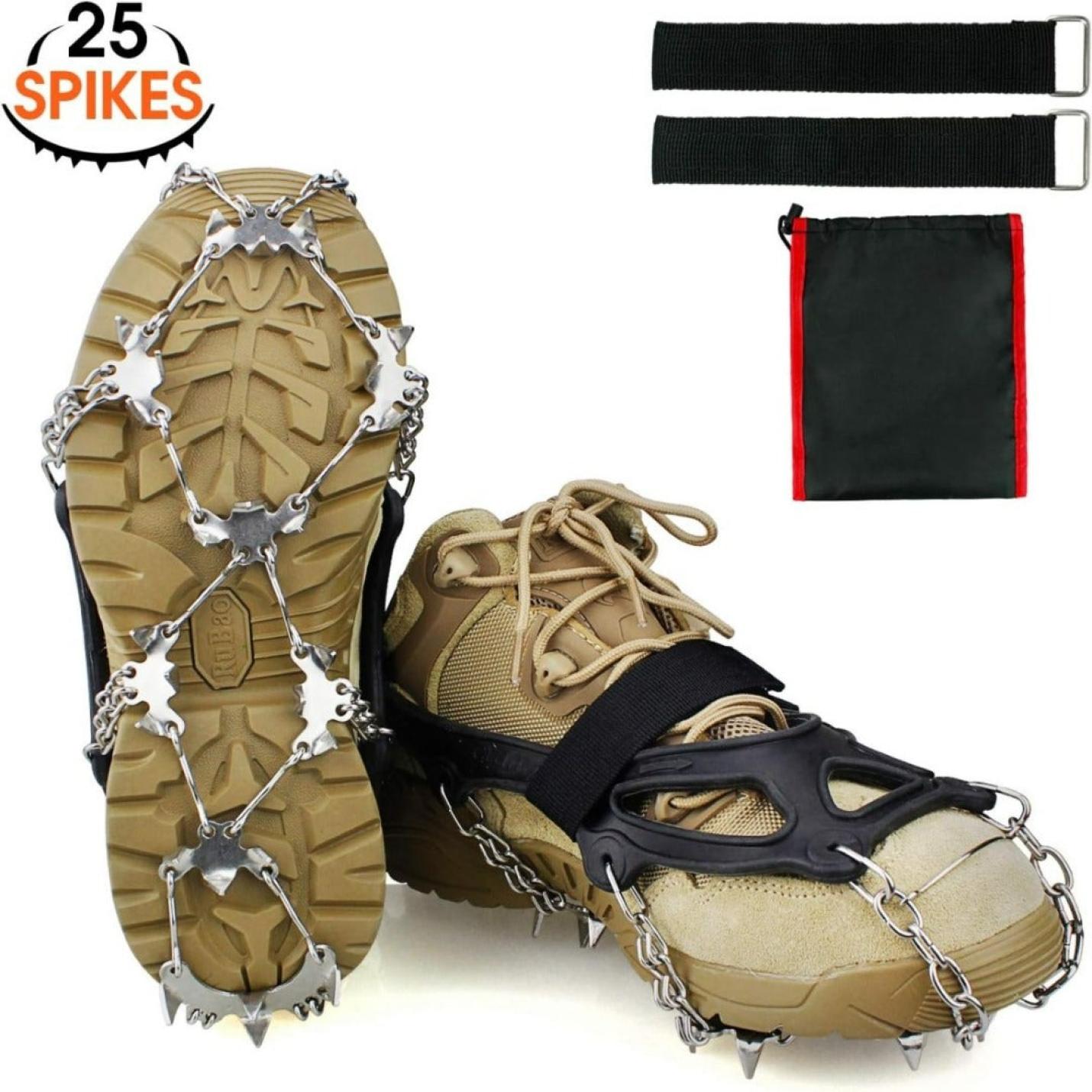 Een paar Betrouwbare stijgijzers voor schoenen voorzien van antislip-spikes, daarnaast twee bandjes en een rood opbergzakje.