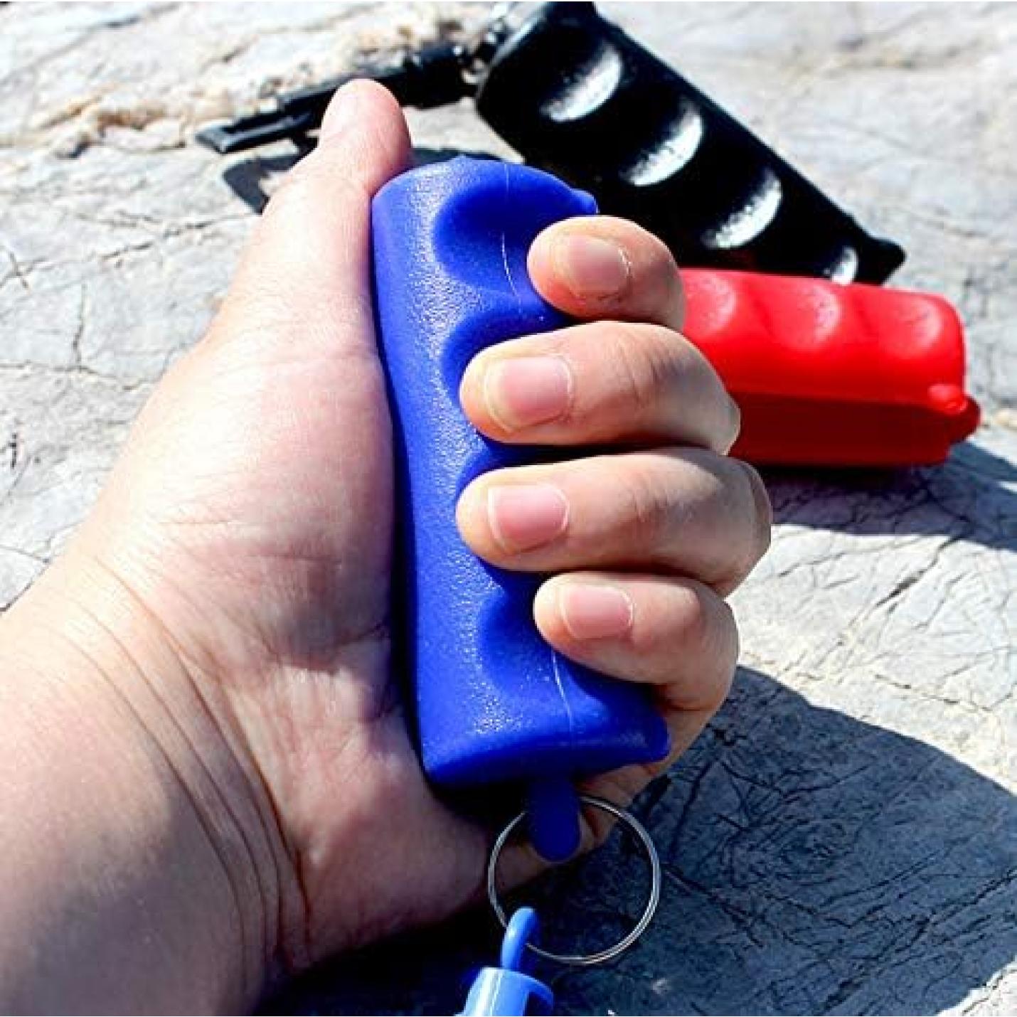 Een hand die in een boogschietende pijlentrekker knijpt: krachtig trekken, optimale bescherming tegen stress, griptool met rode en zwarte op de achtergrond.