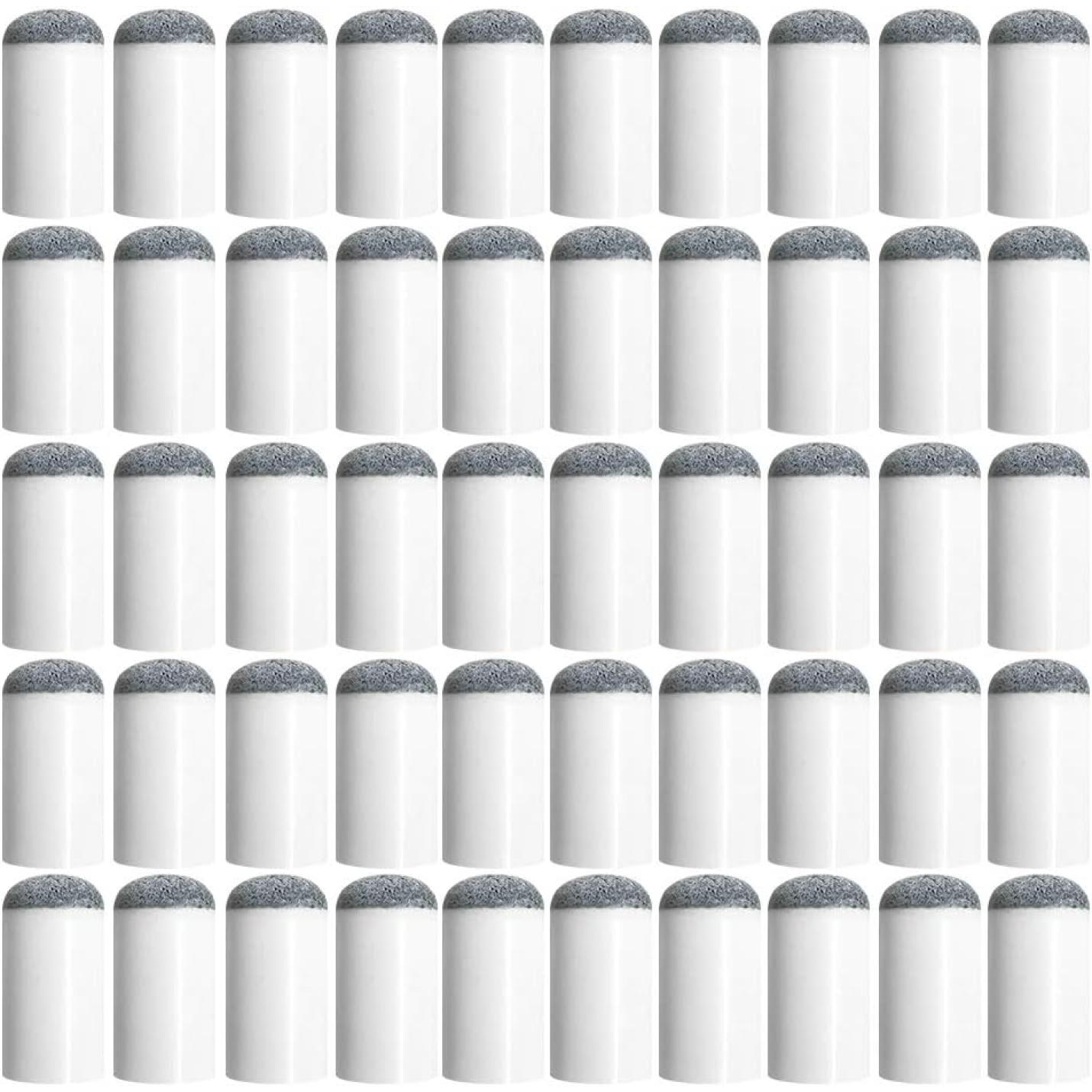 Meerdere rijen witte cilindrische zoutvaatjes met grijze doppen gerangschikt in een rasterpatroon op een witte achtergrond, wat lijkt op netjes gerangschikte Slijp je biljartprestaties met deze schuif pomerans.