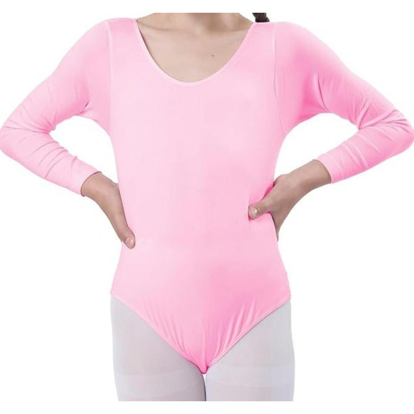 Vrouw draagt een roze lange mouwen Balletshirt voor meisjes: Dans met elegantie en comfort! met handen op de heupen.