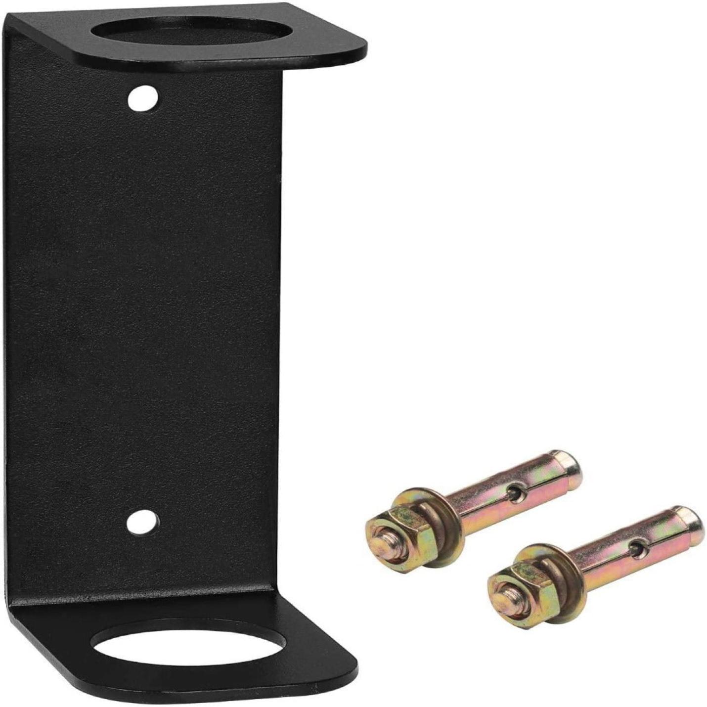 Zwart metalen l-beugel met drie montagegaten en twee bijbehorende bouten, ideaal voor georganiseerde opslag (Organiseer je barbell veilig en ruimtebesparend met ons gewichten rek voor barbell opslag), geïsoleerd op een witte achtergrond.