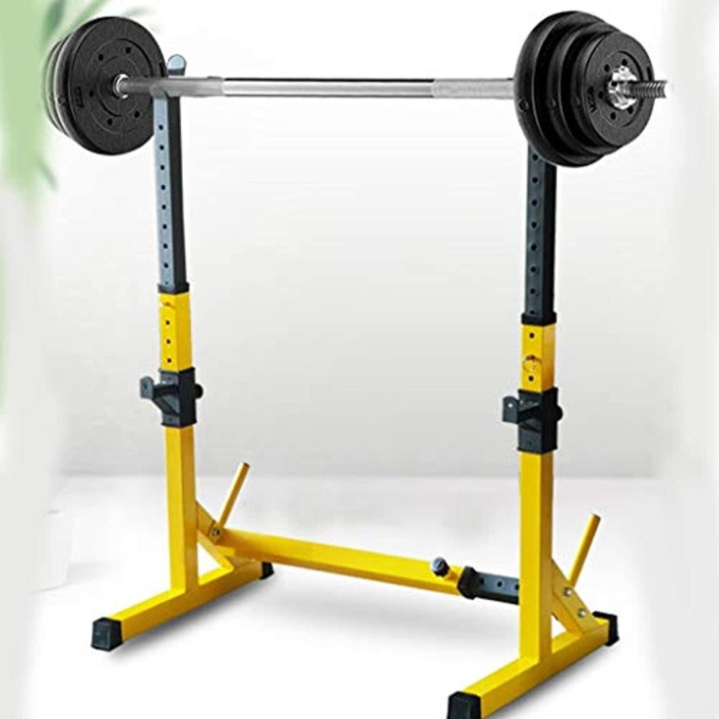 Een geel Squat rack voor krachttraining met een geladen halter, tegen een witte achtergrond.