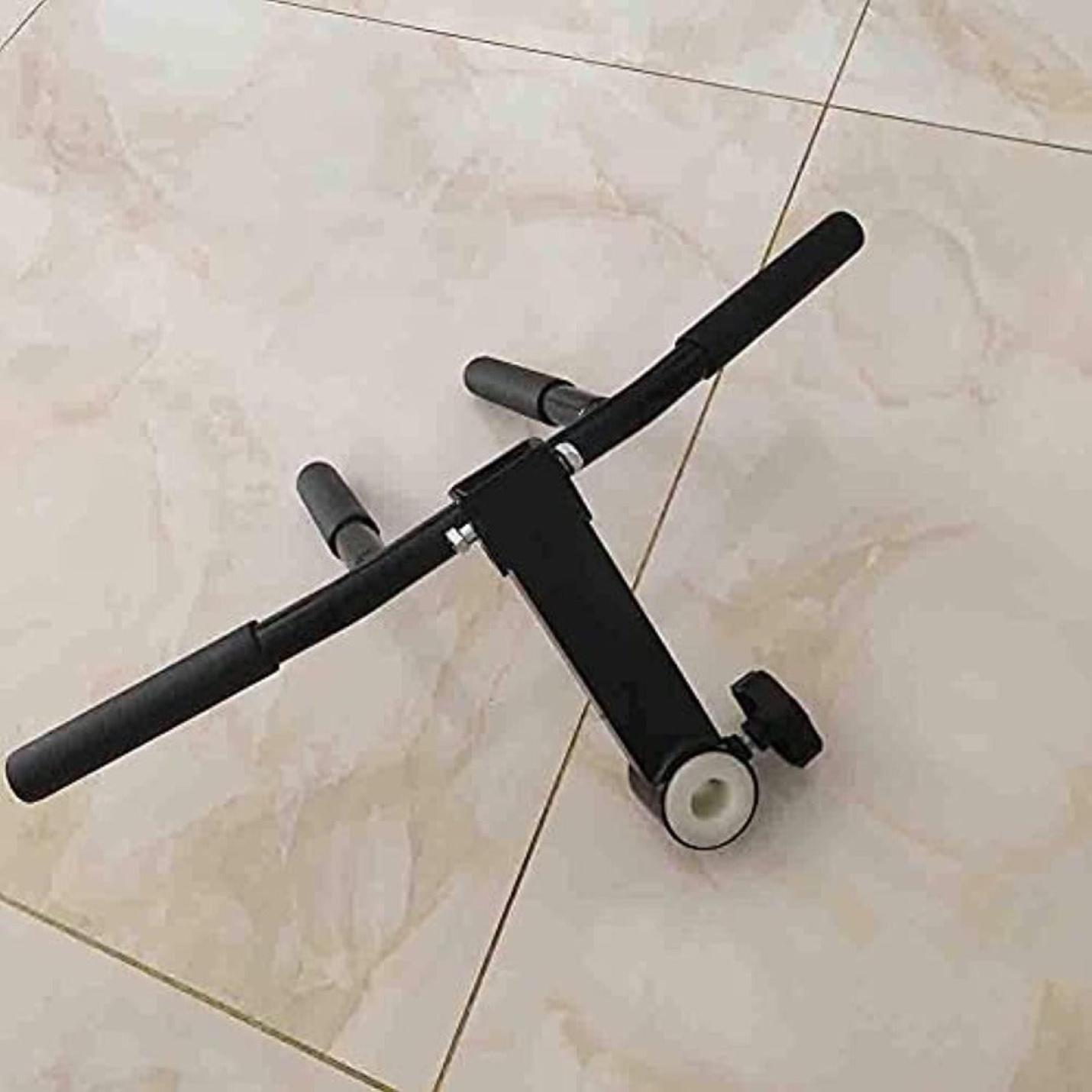 Driewielige scooter die op zijn kant op een tegelvloer ligt na een ongeluk met een halter-T-bar-rij.