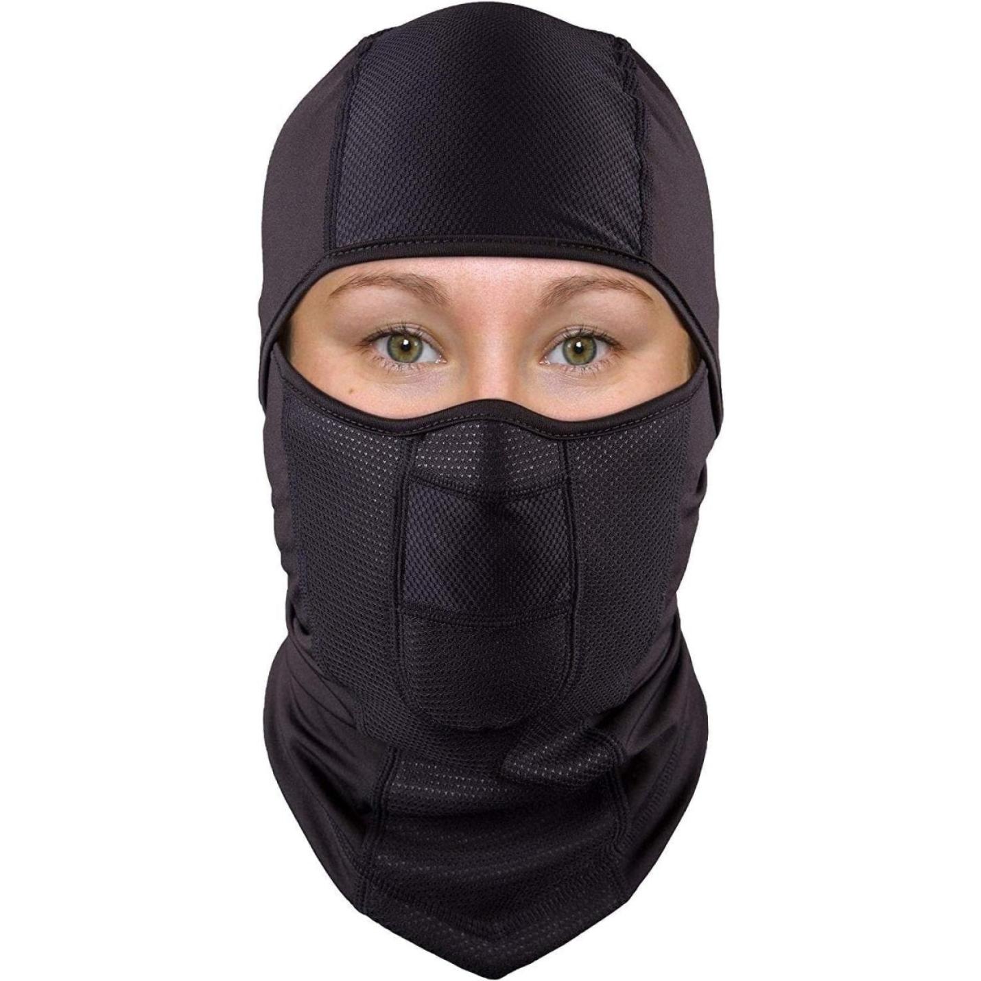 Een persoon die een Blijf warm en comfortabel draagt tijdens je winteractiviteiten met onze multifunctionele bivakmuts die het hele gezicht bedekt, behalve de ogen, die zijn zichtbaar. Het masker is voorzien van een ademend gaaspaneel bij de mond.