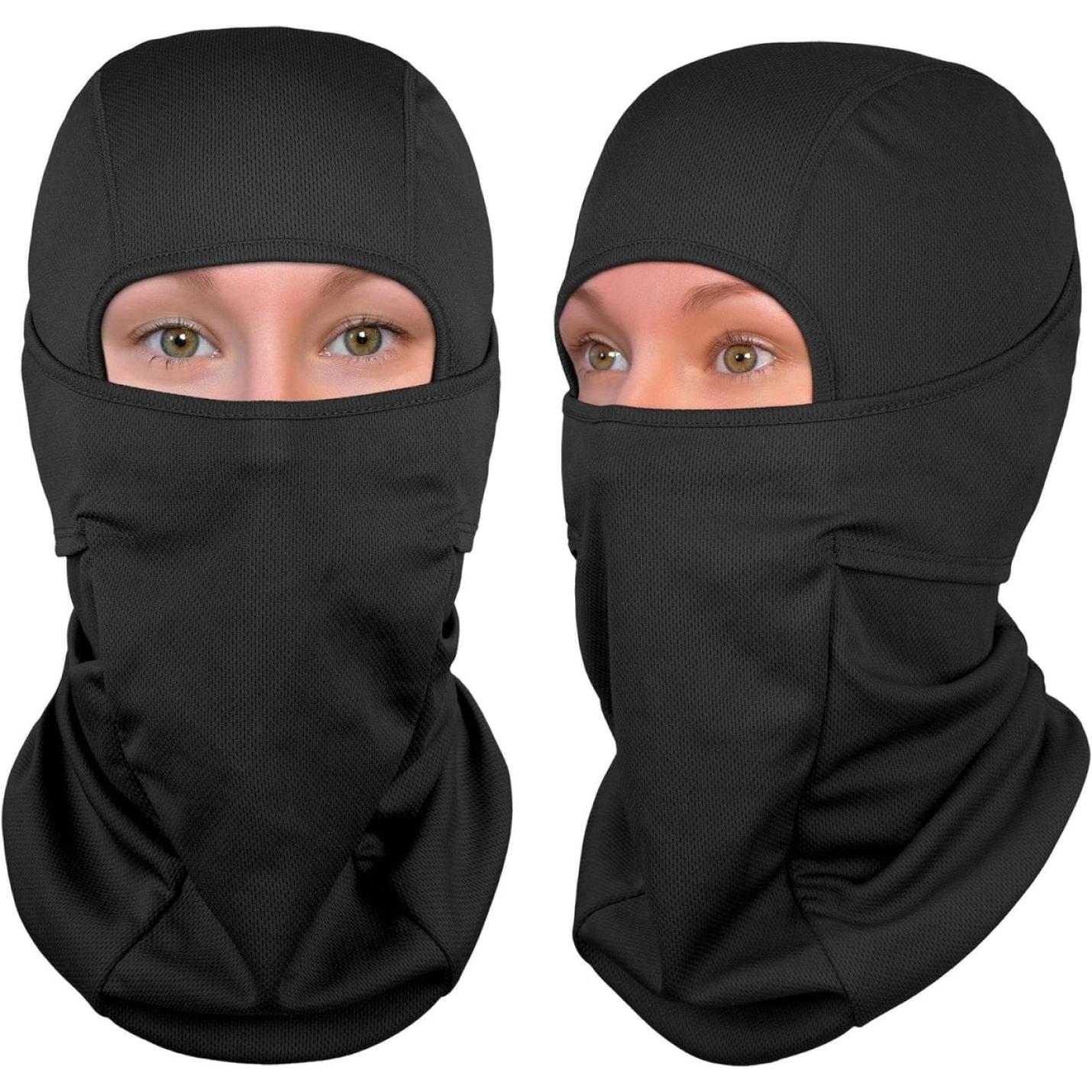 Twee afbeeldingen van een persoon die een zwarte draagt Blijf warm en comfortabel tijdens je winteractiviteiten met onze multifunctionele bivakmuts die het gezicht bedekt, waardoor alleen de ogen zichtbaar zijn.