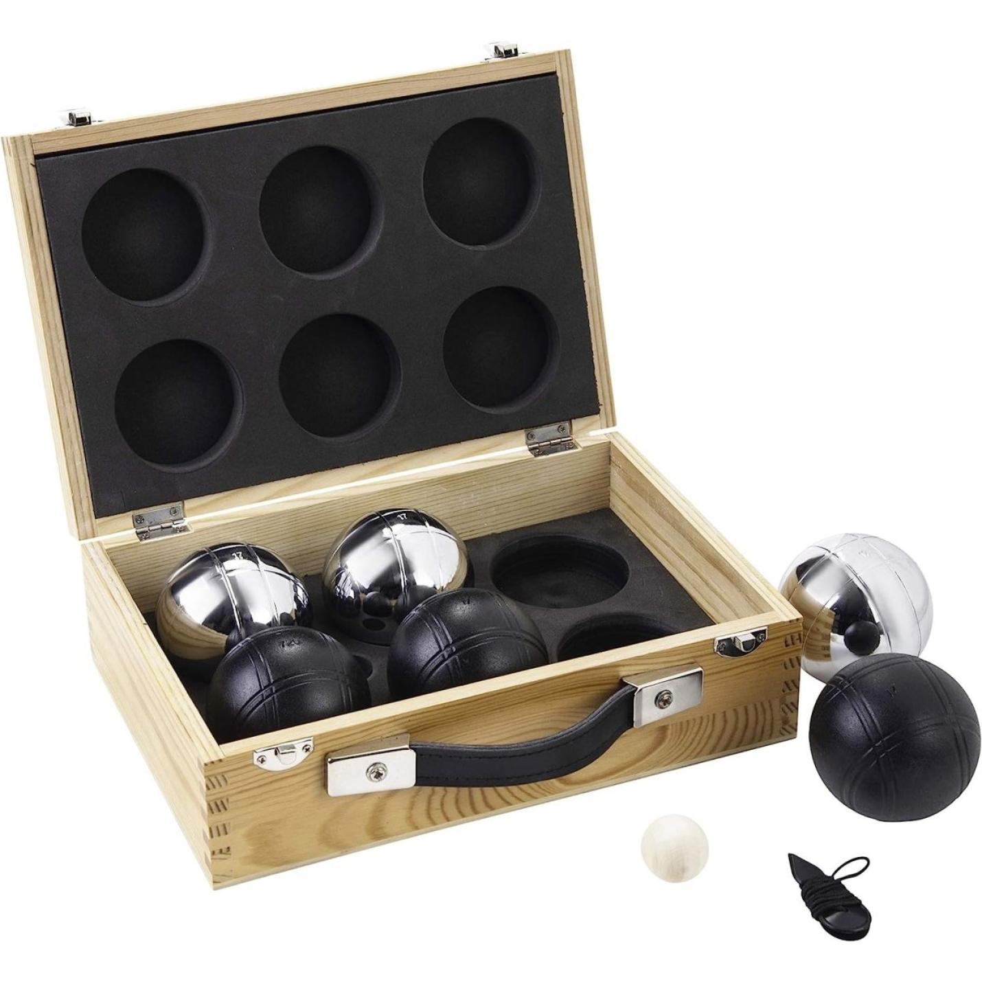 Een set Luxe jeu de boules met een klein houten jack, meetkoord en een houten boulekoffer.