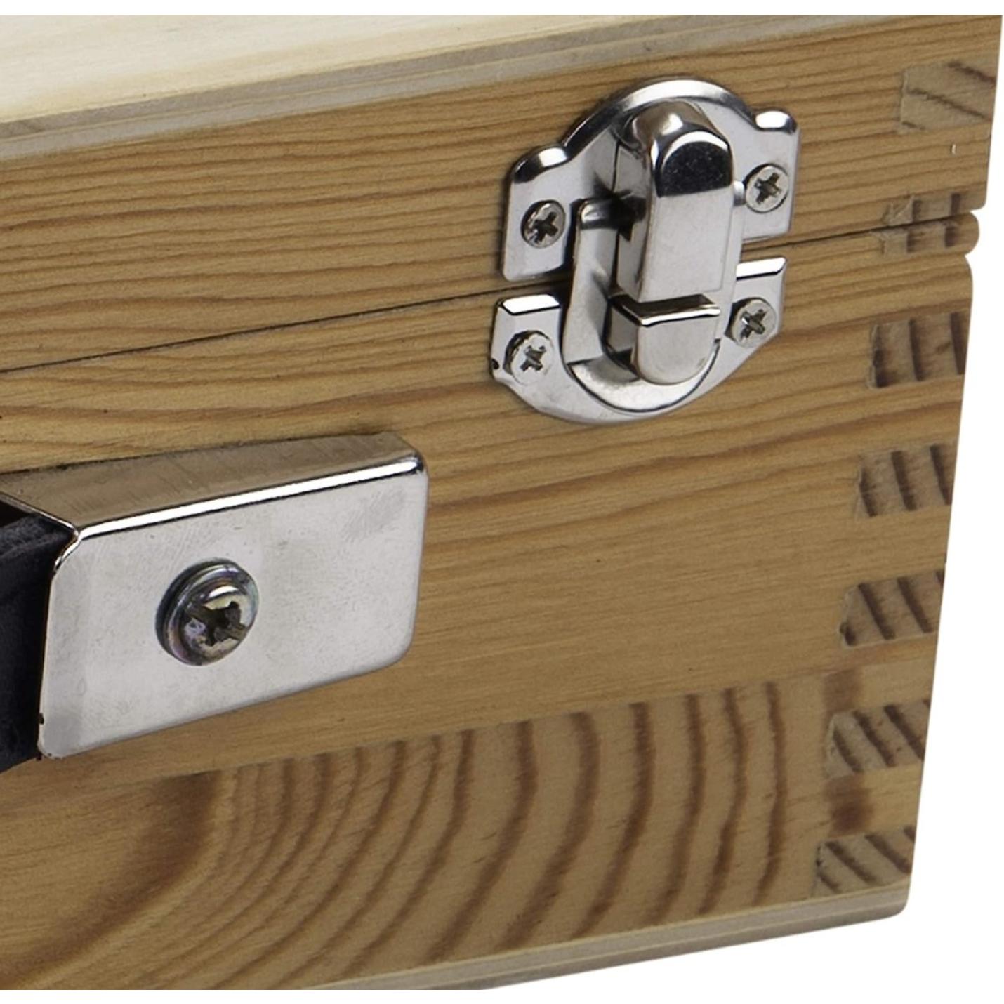 Close-up van een Luxe jeu de boules-set met metalen sluiting en hoekbeschermers.