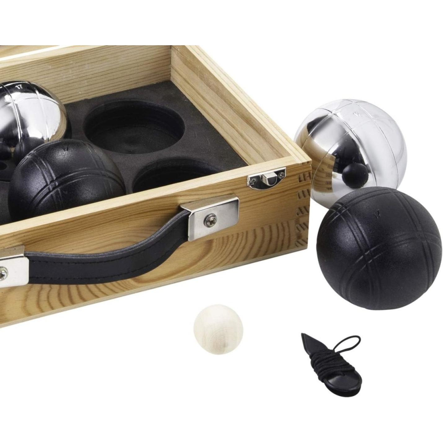 Een set Luxe jeu de boules, een klein houten jack en een meetkoord naast een open houten boulekoffer.