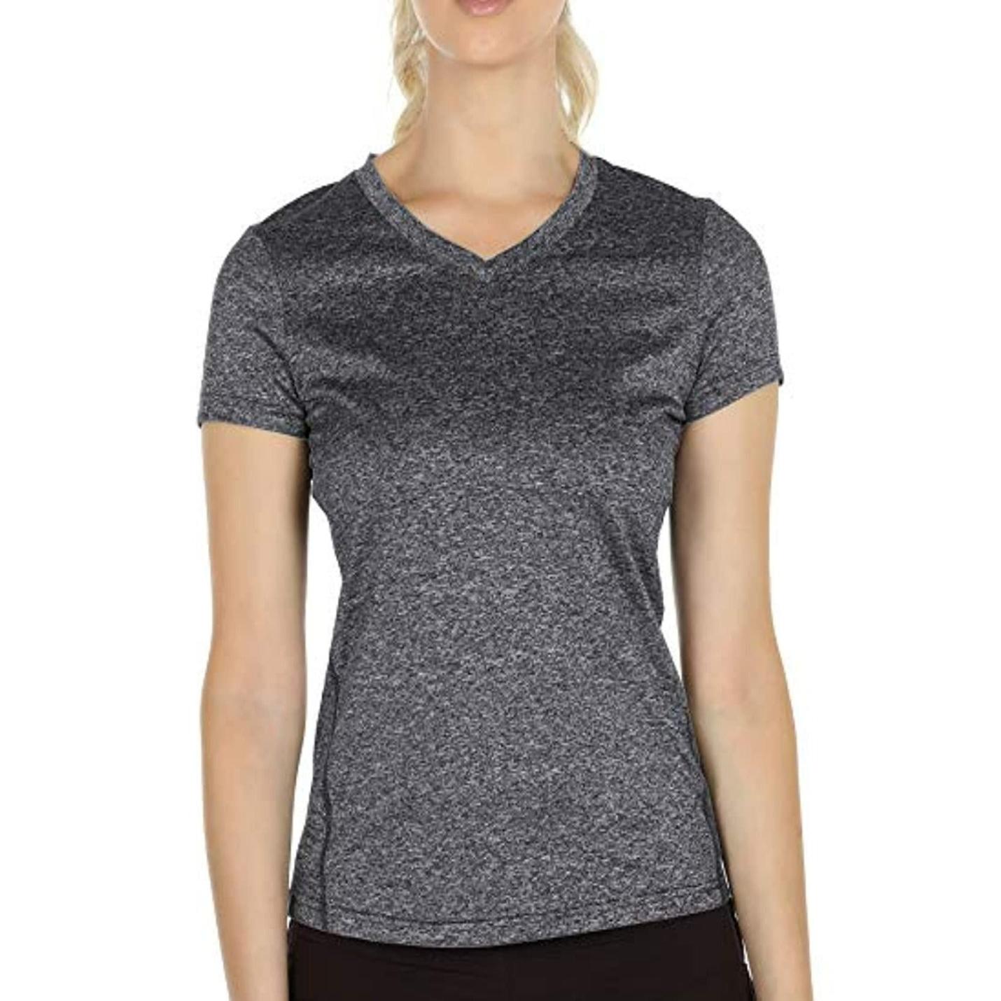 Vrouw in een comfortabele Ervaar optimaal comfort en stijl met ons dames sportshirt met V-hals, staand tegen een neutrale achtergrond.