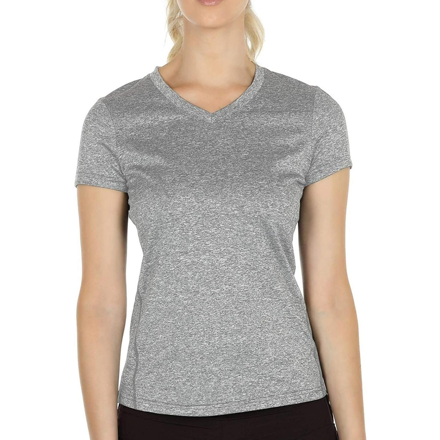 Beschrijving: Vrouw draagt ​​een grijs dames sportshirt met V-hals, korte mouwen en een comfortabele pasvorm, bijgesneden weergave van nek tot taille.
