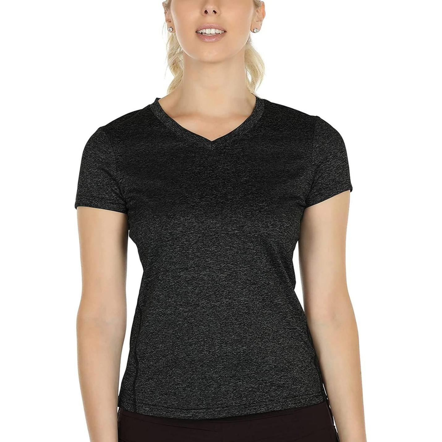 Vrouw, gekleed in een donkergrijs gemêleerd sportshirt met V-hals, met een neutrale uitdrukking naar de camera gericht.