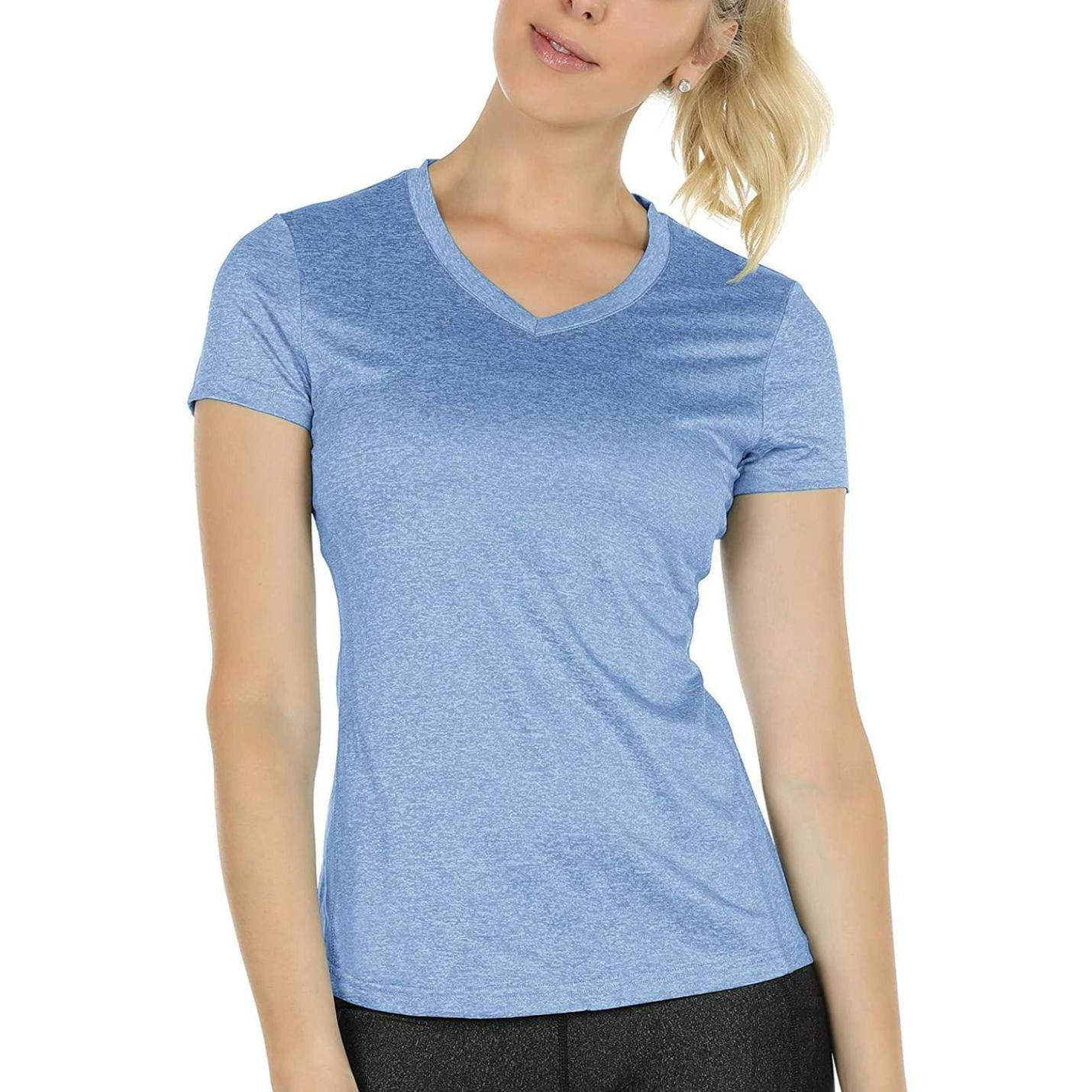 Vrouw draagt een blauw Ervaar optimaal comfort en stijl met ons dames sportshirt met V-hals, bijgesneden om alleen haar torso en hoofd te laten zien, met een neutrale uitdrukking en paardenstaartkapsel.
