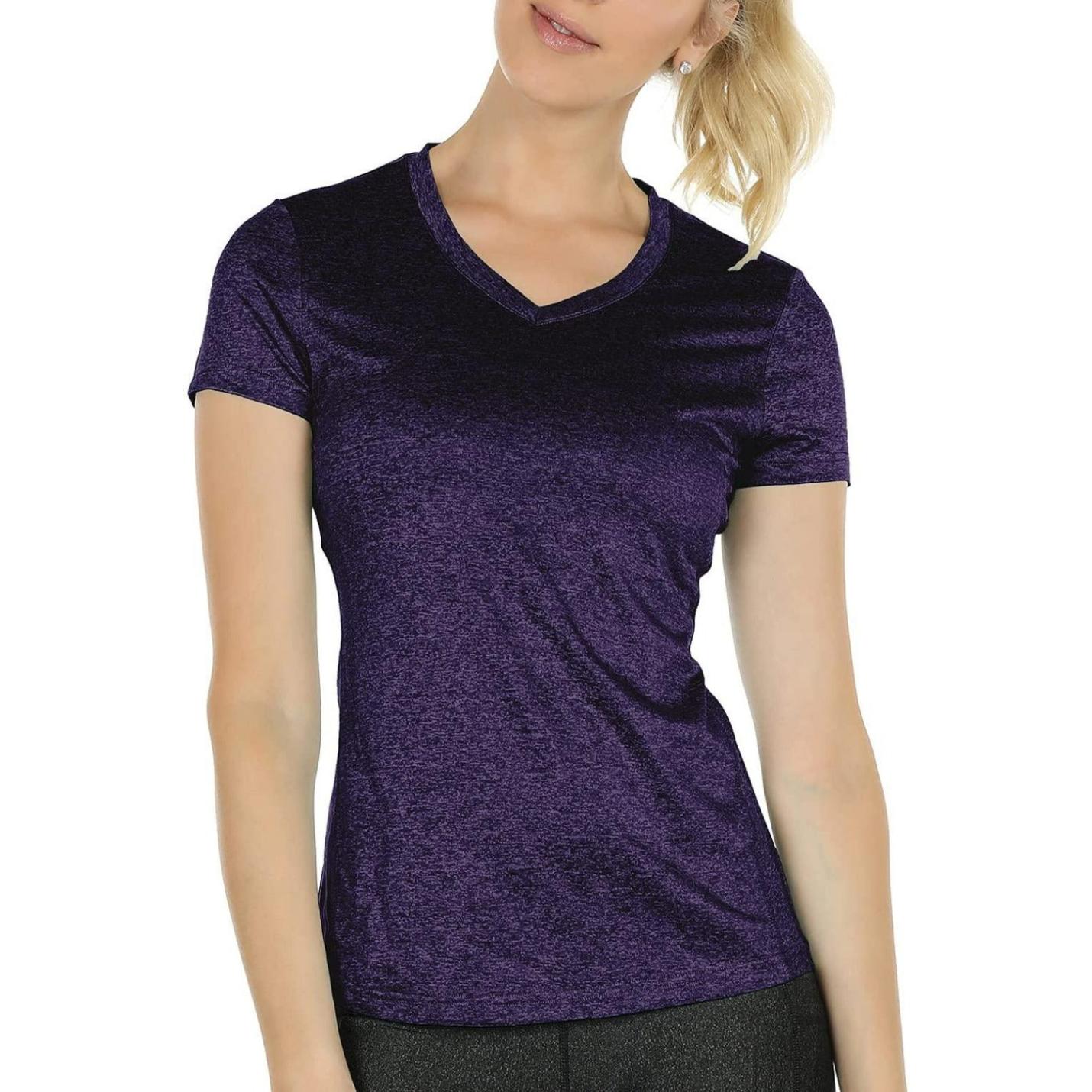 Vrouw, gekleed in een paars sportshirt met korte mouwen, een comfortabele pasvorm en een v-hals.
Productnaam: Ervaar optimaal comfort en stijl met ons dames sportshirt met V-hals