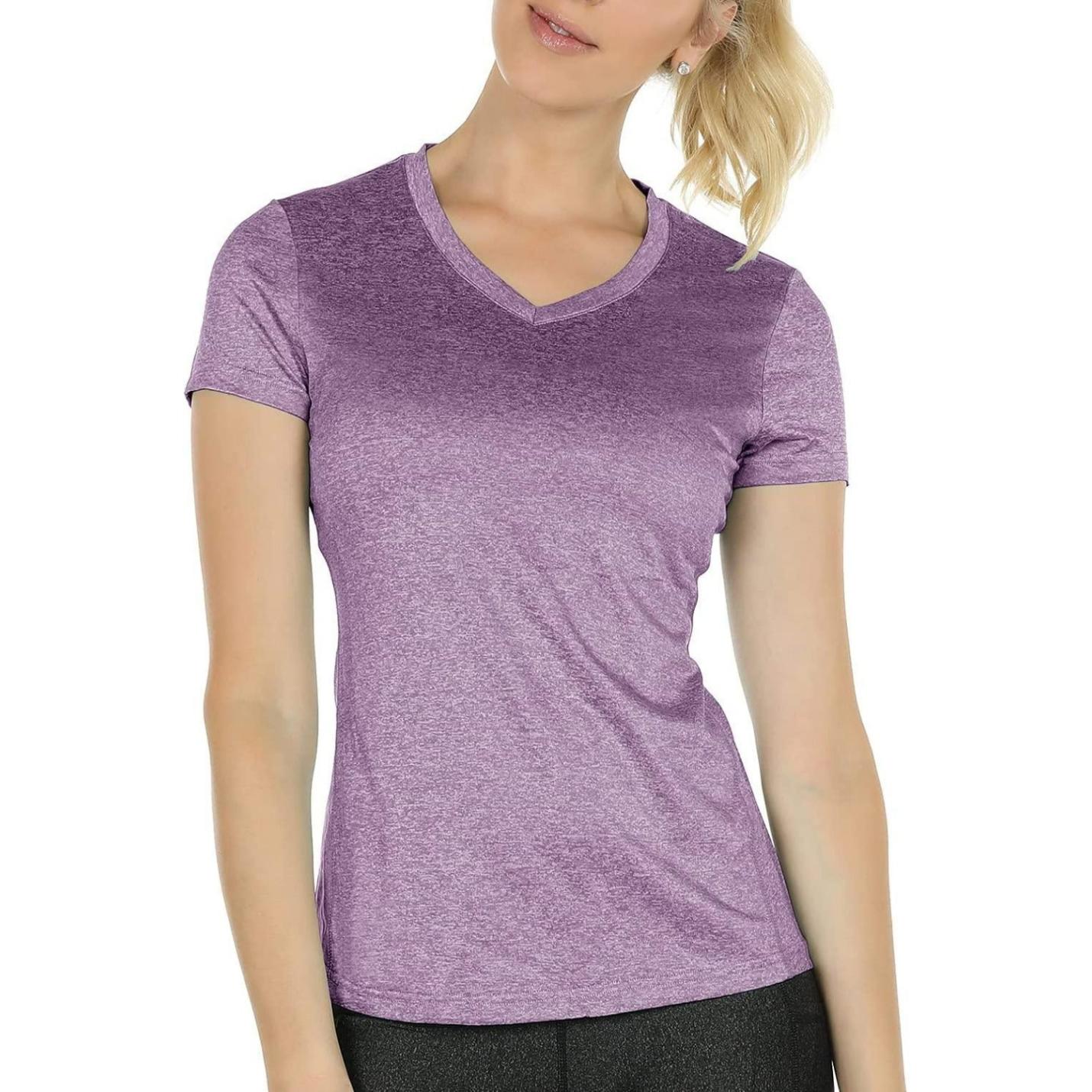 Vrouw draagt een paar Ervaar optimaal comfort en stijl met ons dames sportshirt met V-hals. Alleen de romp en een deel van het hoofd zijn zichtbaar, de achtergrond is neutraal.