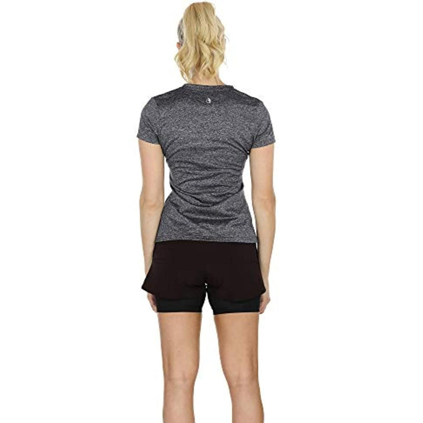 Vrouw van achteren, gekleed in een Ervaar optimaal comfort en stijl met ons dames sportshirt met V-hals en zwarte korte broek, staande tegen een effen achtergrond.