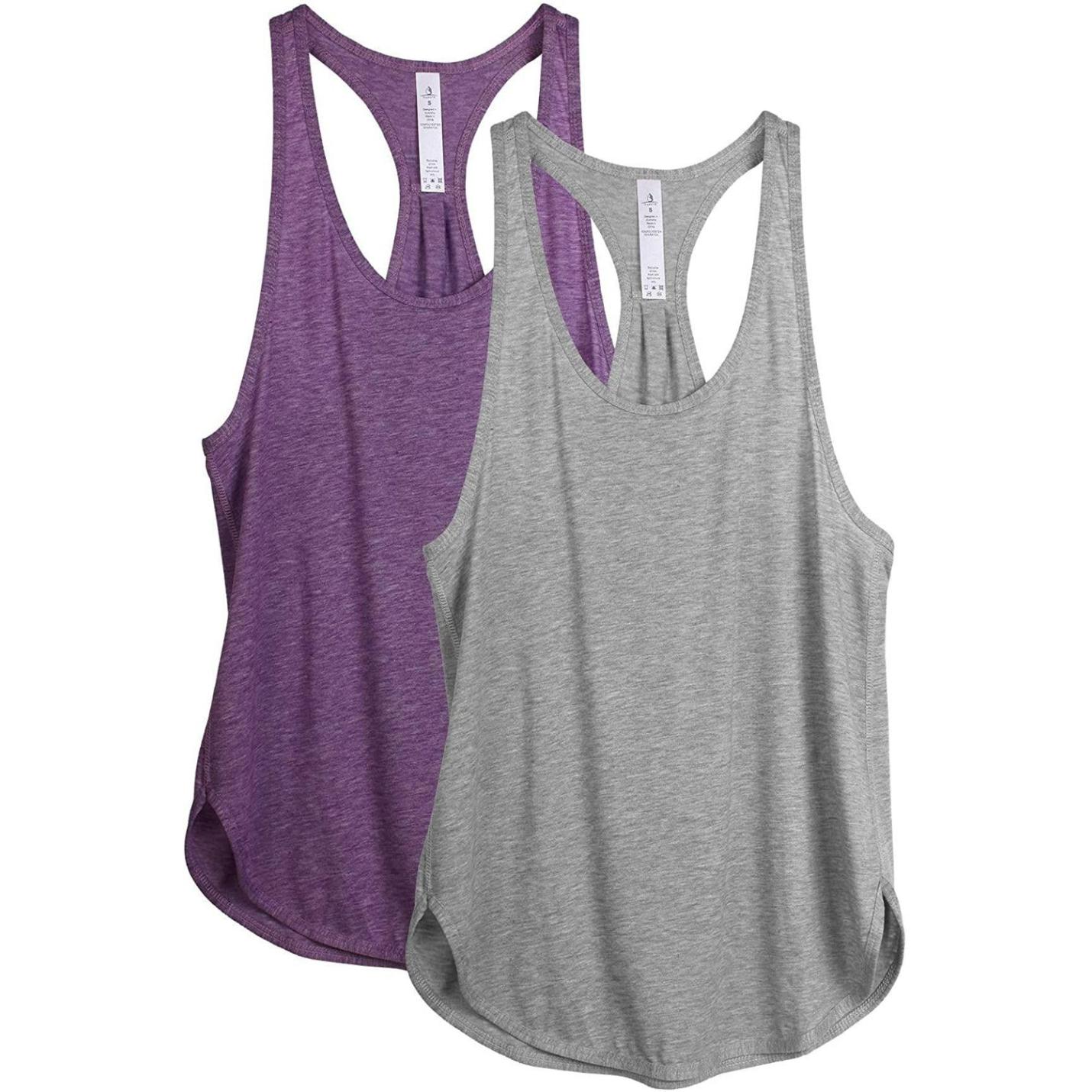 Twee Ontdek de stijlvolle en functionele dames tanktop sporttop racerback tops, één grijs en één paars, weergegeven met de achterkant van de ene zichtbaar en de voorkant van de andere, gemaakt van vochtafvoerend materiaal.
