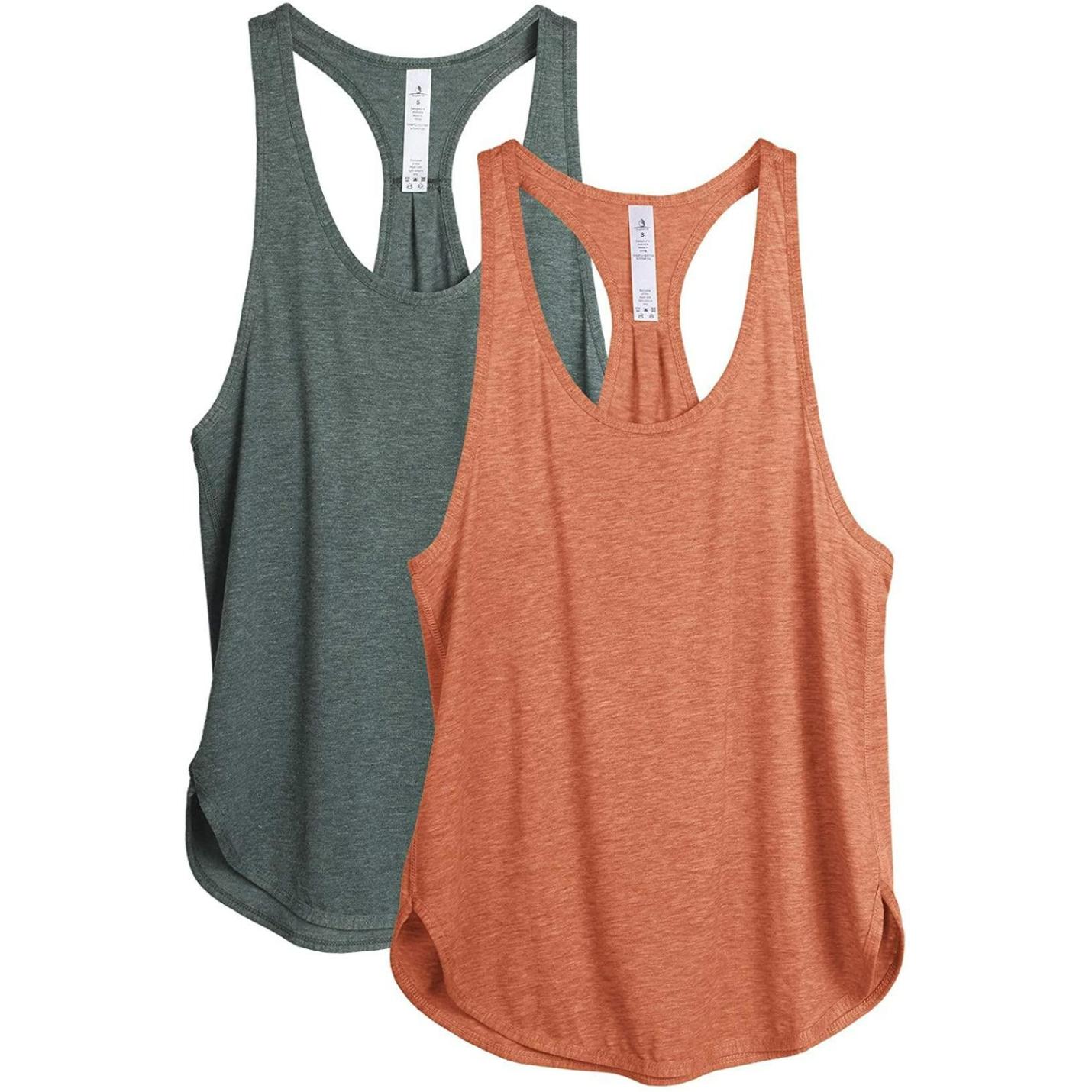 Twee Ontdek de stijlvolle en functionele dames tanktop sporttop racerbacks, één in donkergroen en één in koraal, gemaakt van vochtafvoerend materiaal, weergegeven tegen een witte achtergrond.