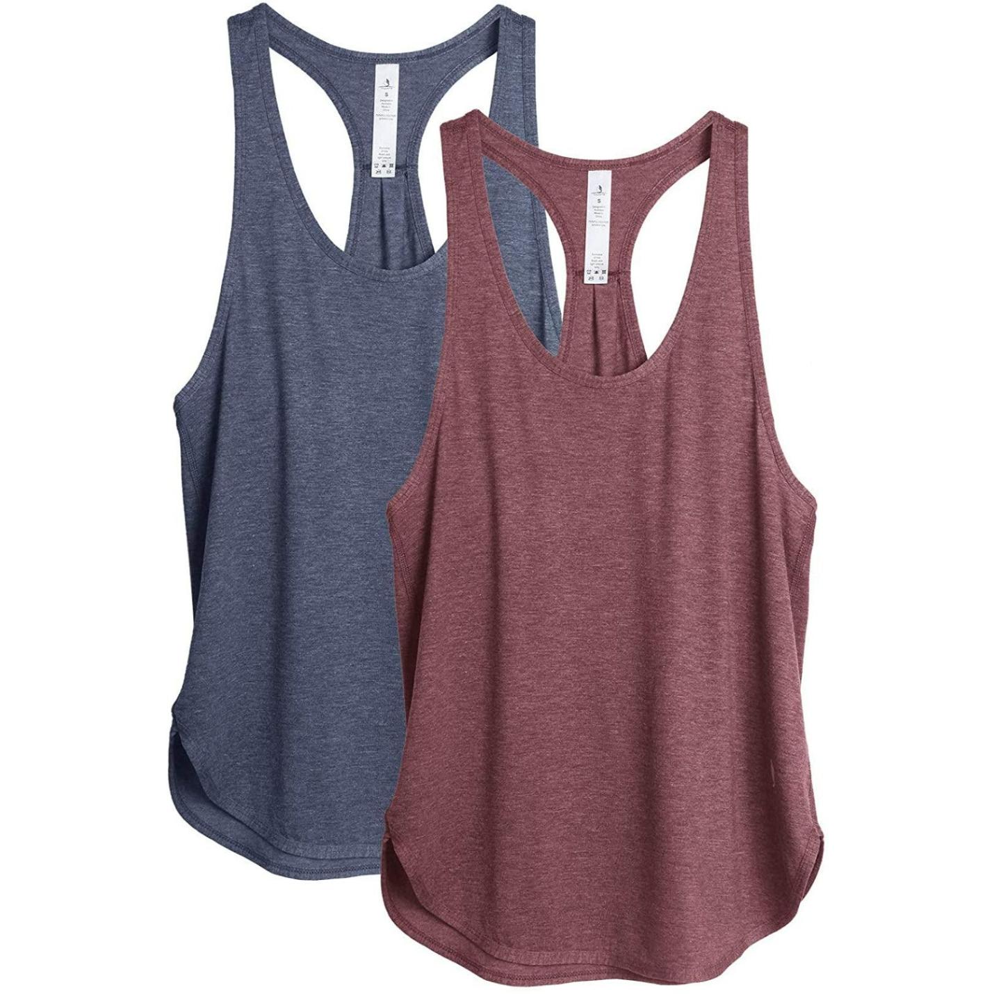 Er worden twee mouwloze workout-tanktops getoond, één in blauw en één in kastanjebruin, met Ontdek de stijlvolle en functionele dames tanktop sporttop racerback-ontwerpen en hangende prijskaartjes.