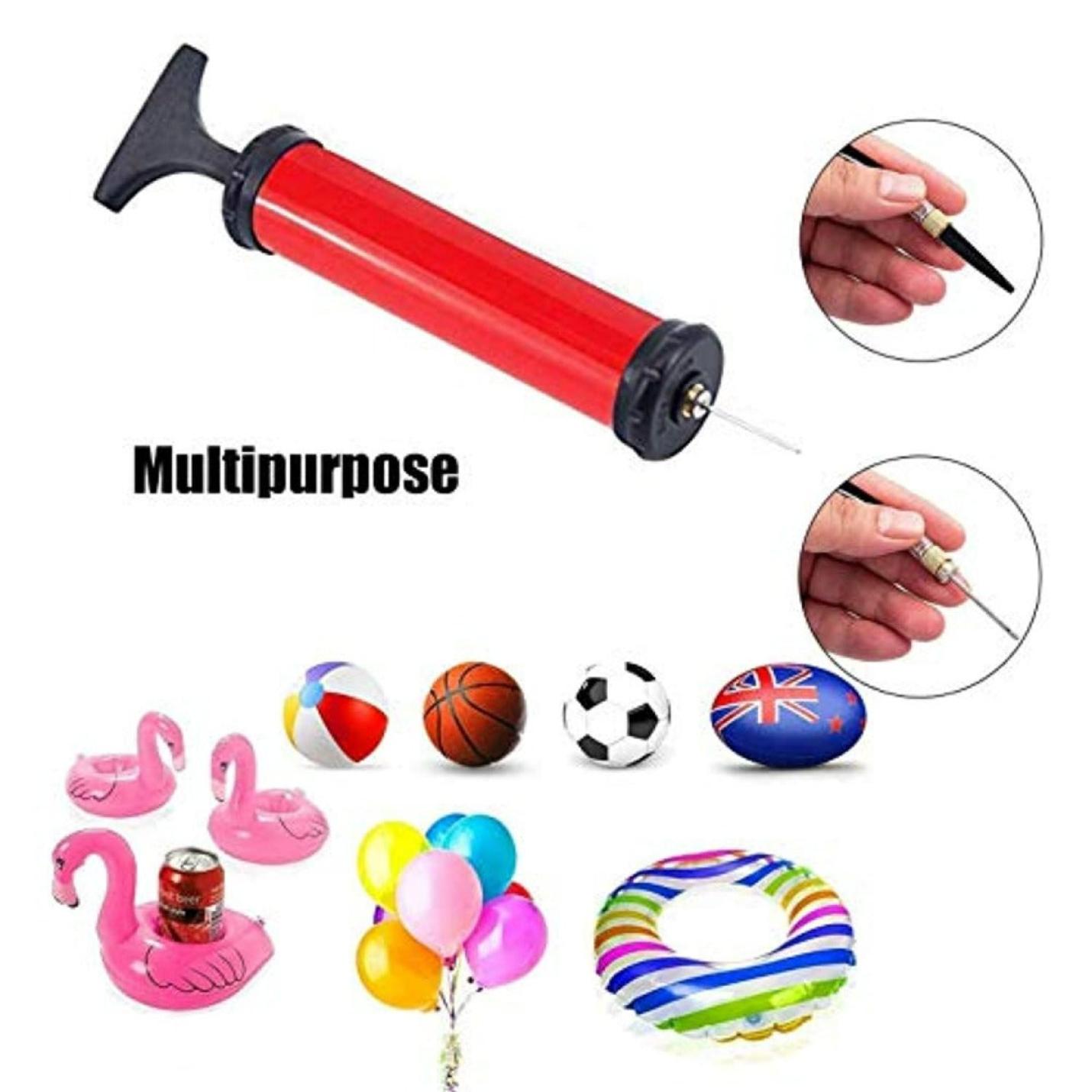 Een rode Draagbare Ballenpomp afgebeeld die verschillende items opblaast: ballen, ballonnen en een flamingovormige zwembadvlotter. Inzet toont close-upgebruik op kleine voorwerpen.
