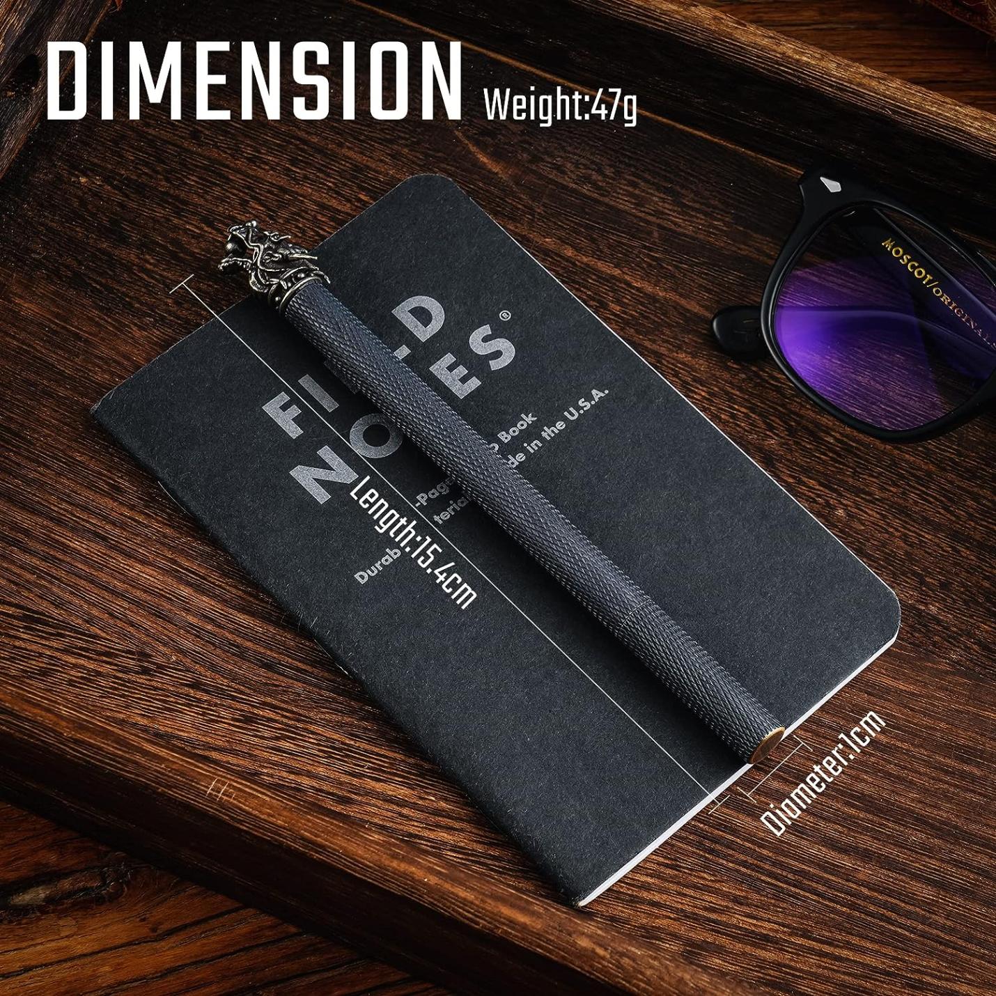 Zwart geweven armband met een zilveren zwaardbedel op een notitieboekje, naast een zonnebril met paars getinte lenzen en een Uw stijlvolle metgezel voor alledaagse avonturen.