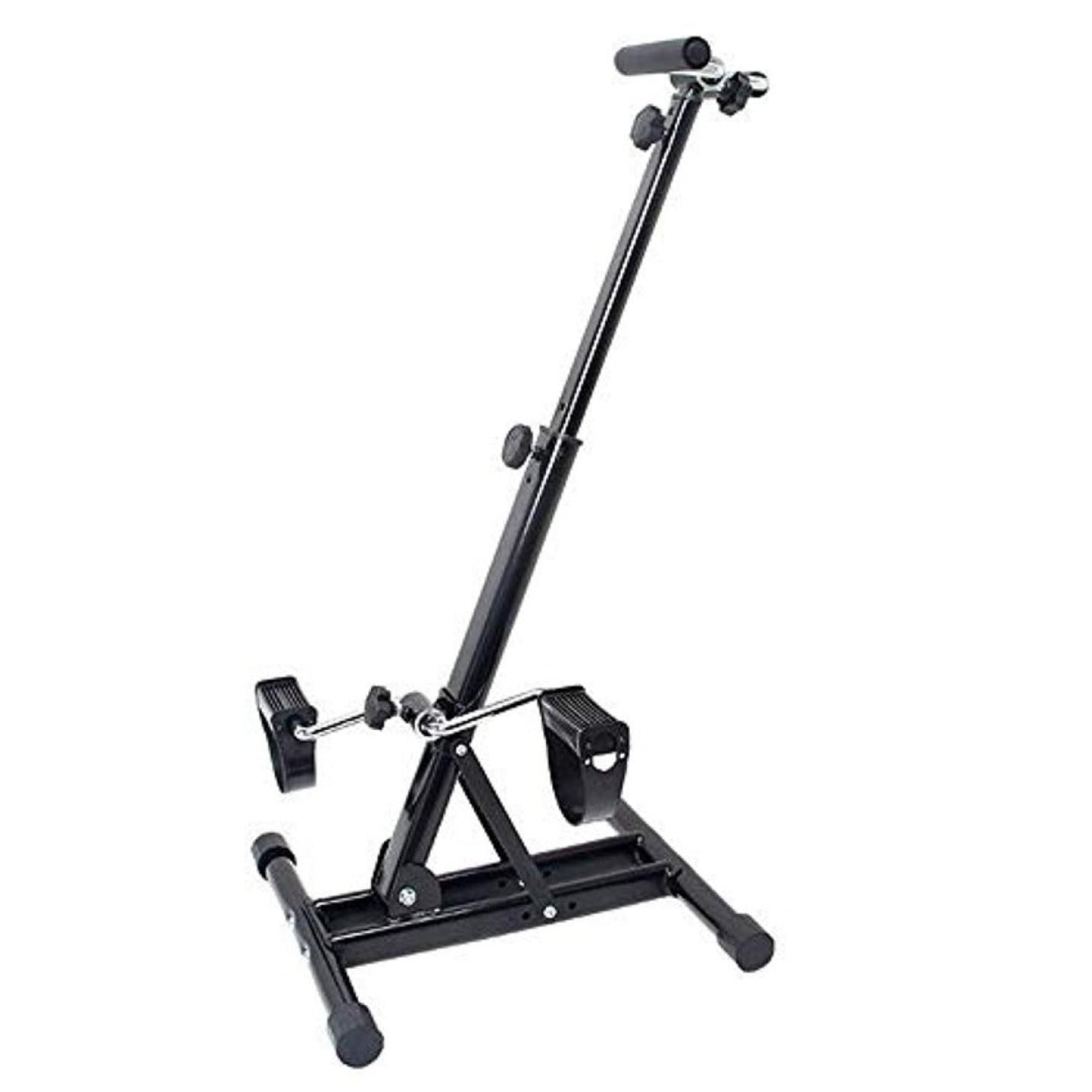 Draagbare roeimachine met een zwart metalen frame, verstelbare weerstand en voetsteunen, geïsoleerd op een witte achtergrond. Deze Hometrainer voor ouderen verbetert uw gezondheid en vitaliteit effectief.