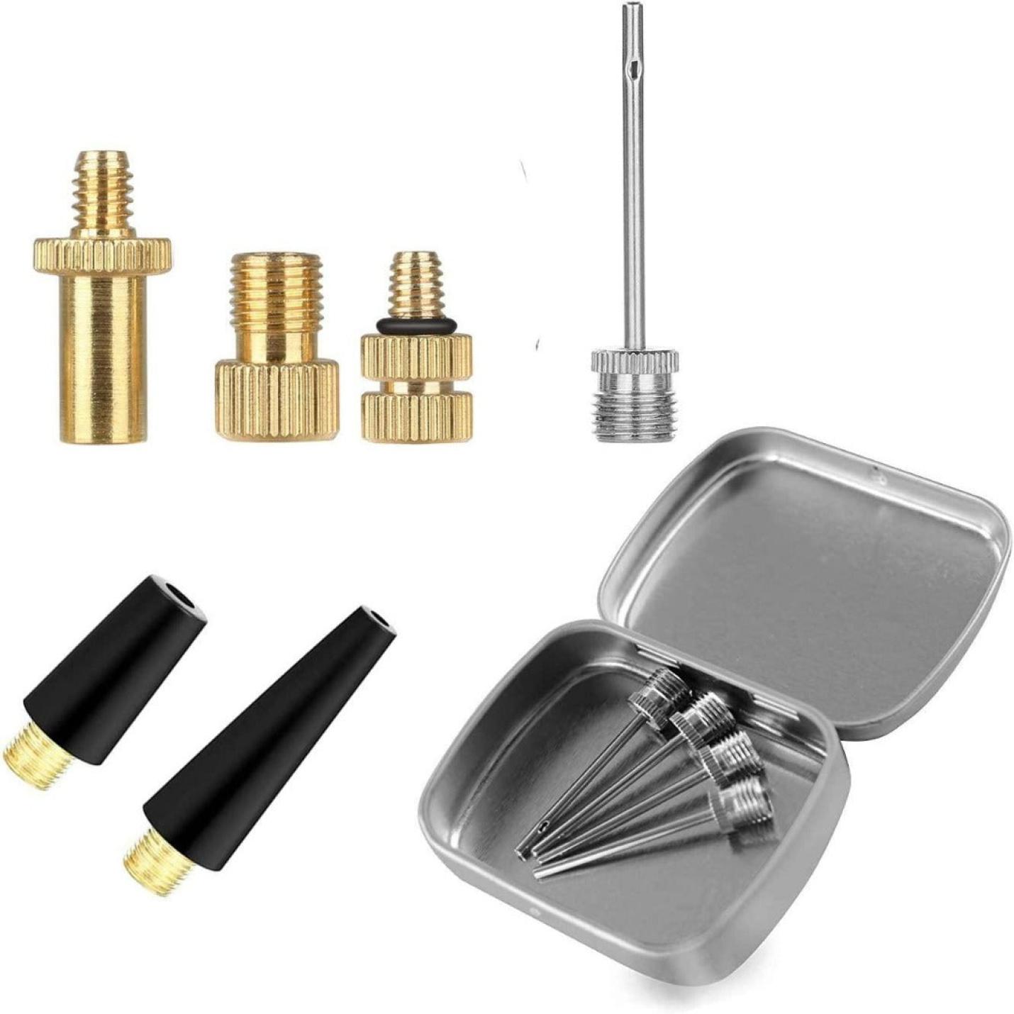Geassorteerde reparatieset voor fietsbanden met pleisters, metalen rasp, rubberoplossing en ventielstelen inclusief een Fietsventiel-adapterset in een blikken verpakking.