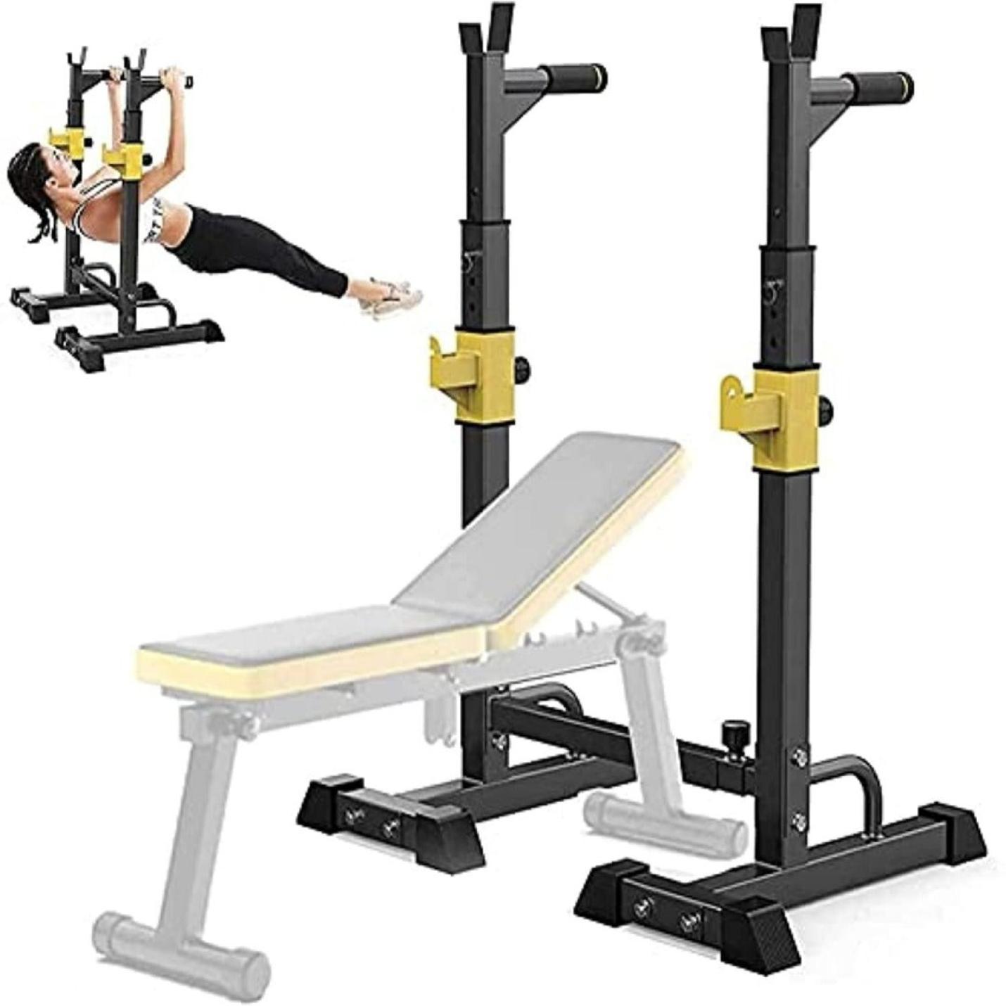 Een vrouw oefent op een verstelbaar squatrek voor je thuisgym naast een verstelbaar squatrek in een sportschoolsetting.