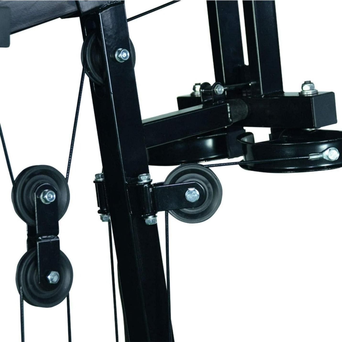 Close-up van een Transformeer je lichaam met ons veelzijdige krachtstation op fitnessapparatuur, met zwart metalen frames en meerdere katrolwielen. Bereik je fitnessdoelen als nooit tevoren!
