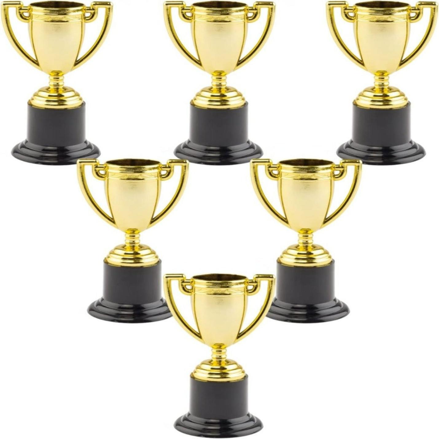 Een raster van identieke Gouden trofee bekers met zwarte voetjes, krachtig uit hoogwaardig materiaal: een schitterende manier om te vieren.