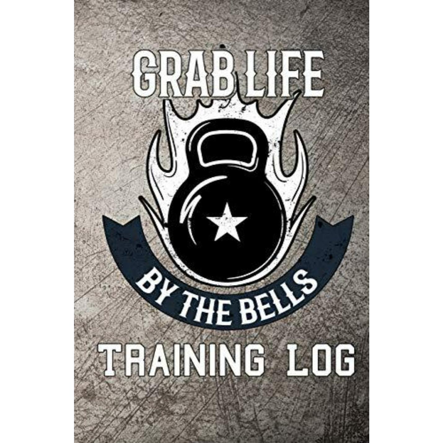 Een motiverende fitnesslogboekomslag met een kettlebell en de zin "Pak het leven bij de klokken: Pak het leven bij de klokken Trainingslogboek: Kettlebell Gewichtstraininglogboek