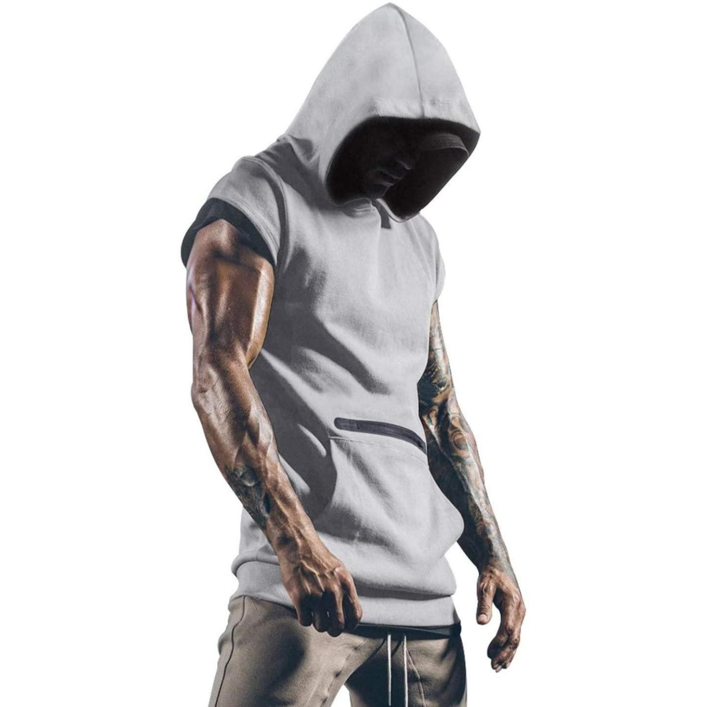 Gespierde man in grijze gymtanktops voor heren, met gebogen hoofd en tatoeages zichtbaar op zijn armen.
