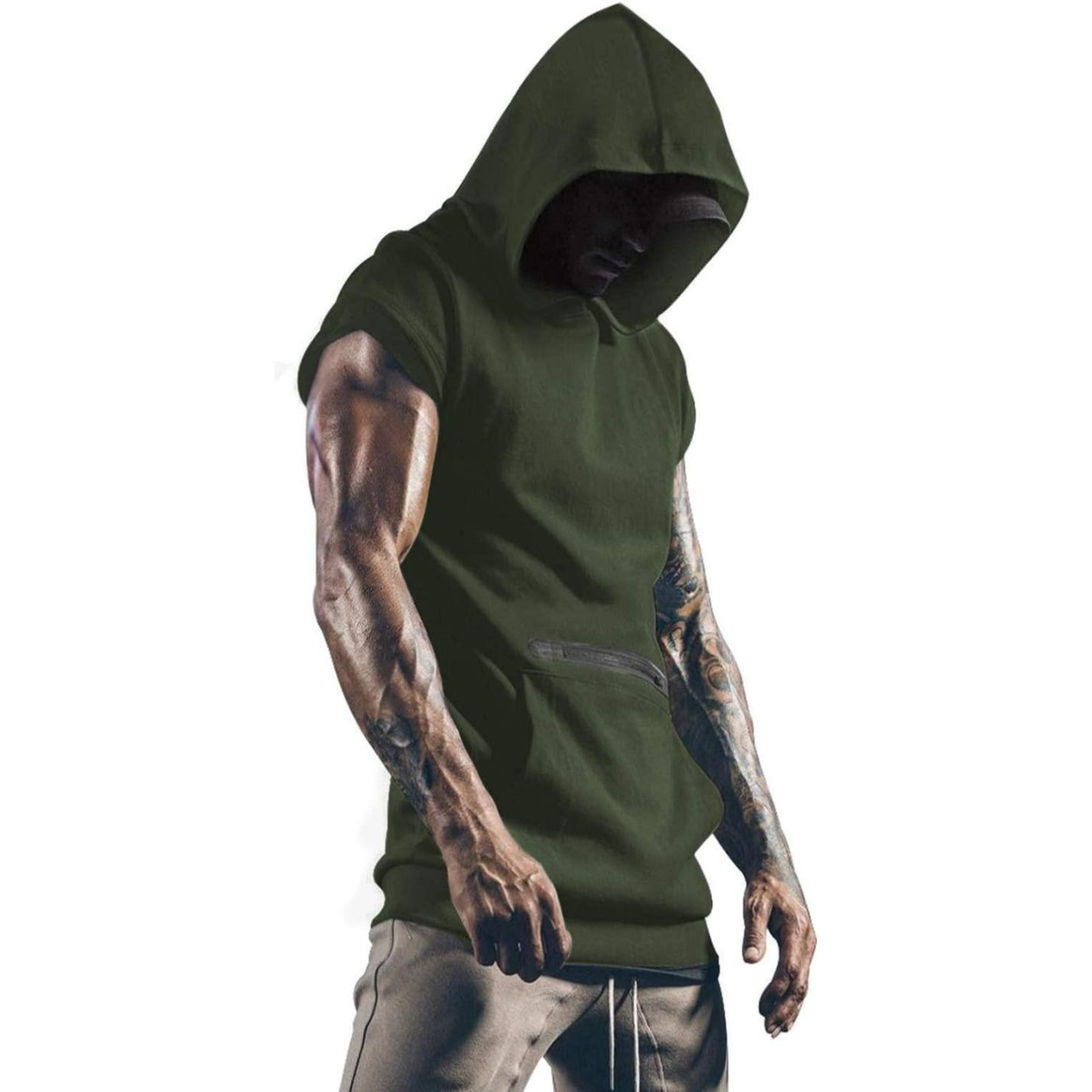 Een gespierde man in een groene gymtanktop voor heren met uitgebreide tatoeages op zijn armen, gezicht verborgen onder de capuchon.