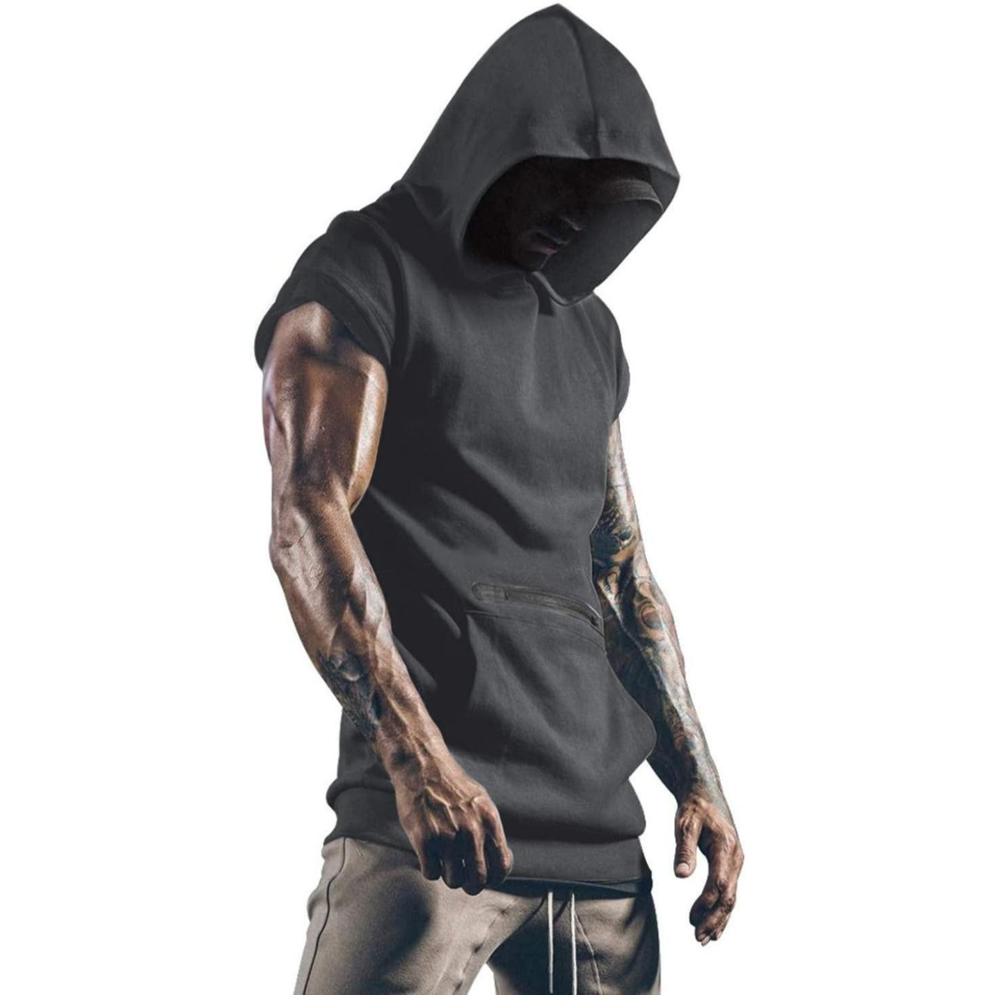Een gespierd persoon in een zwarte Gym-tanktop voor heren en joggingbroek, met getatoeëerde armen, naar beneden kijkend met zijn gezicht verborgen door de capuchon.